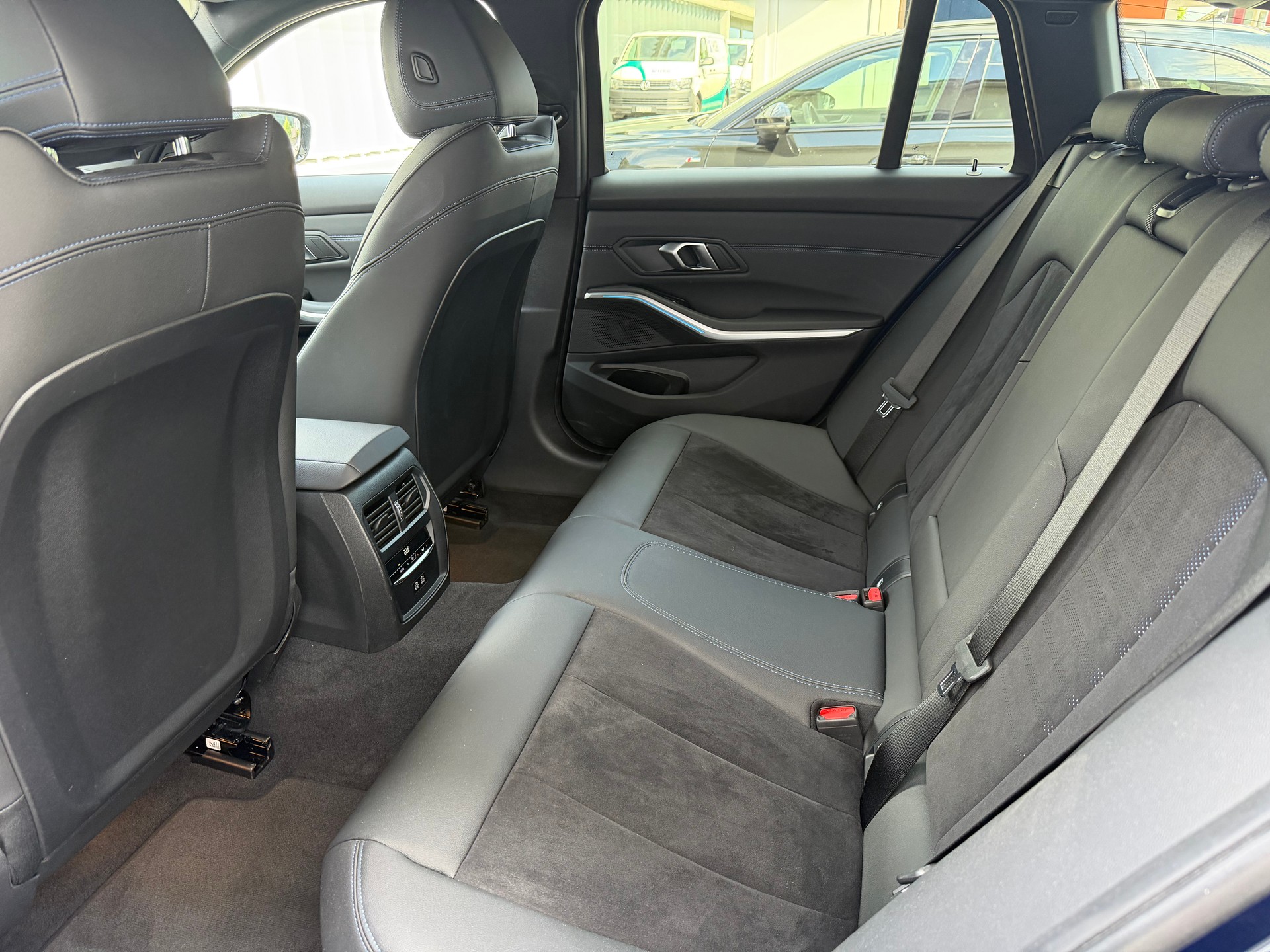 BMW 320d xDrive 48V Touring Steptronic M Sport-image-17