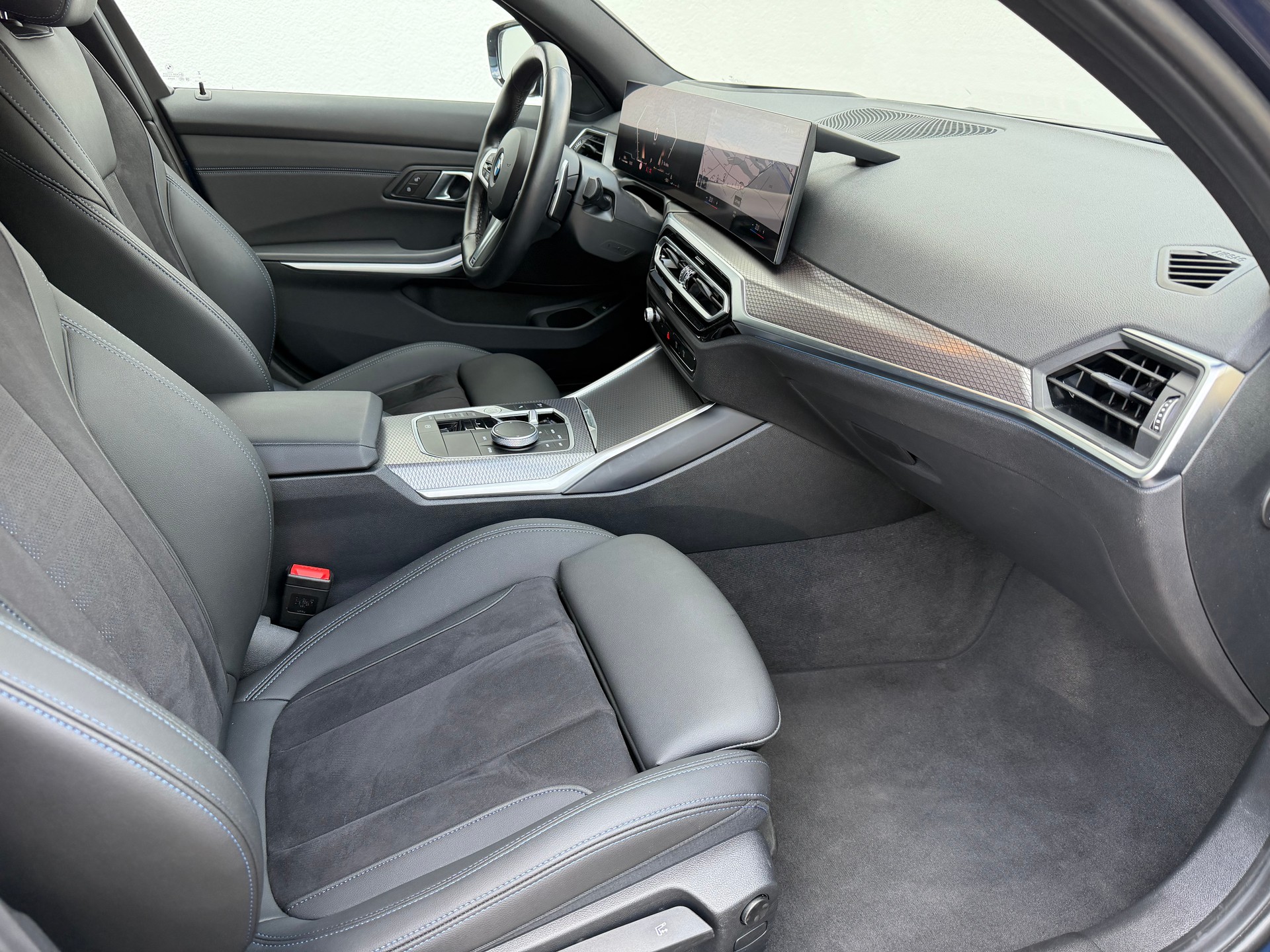 BMW 320d xDrive 48V Touring Steptronic M Sport-image-15