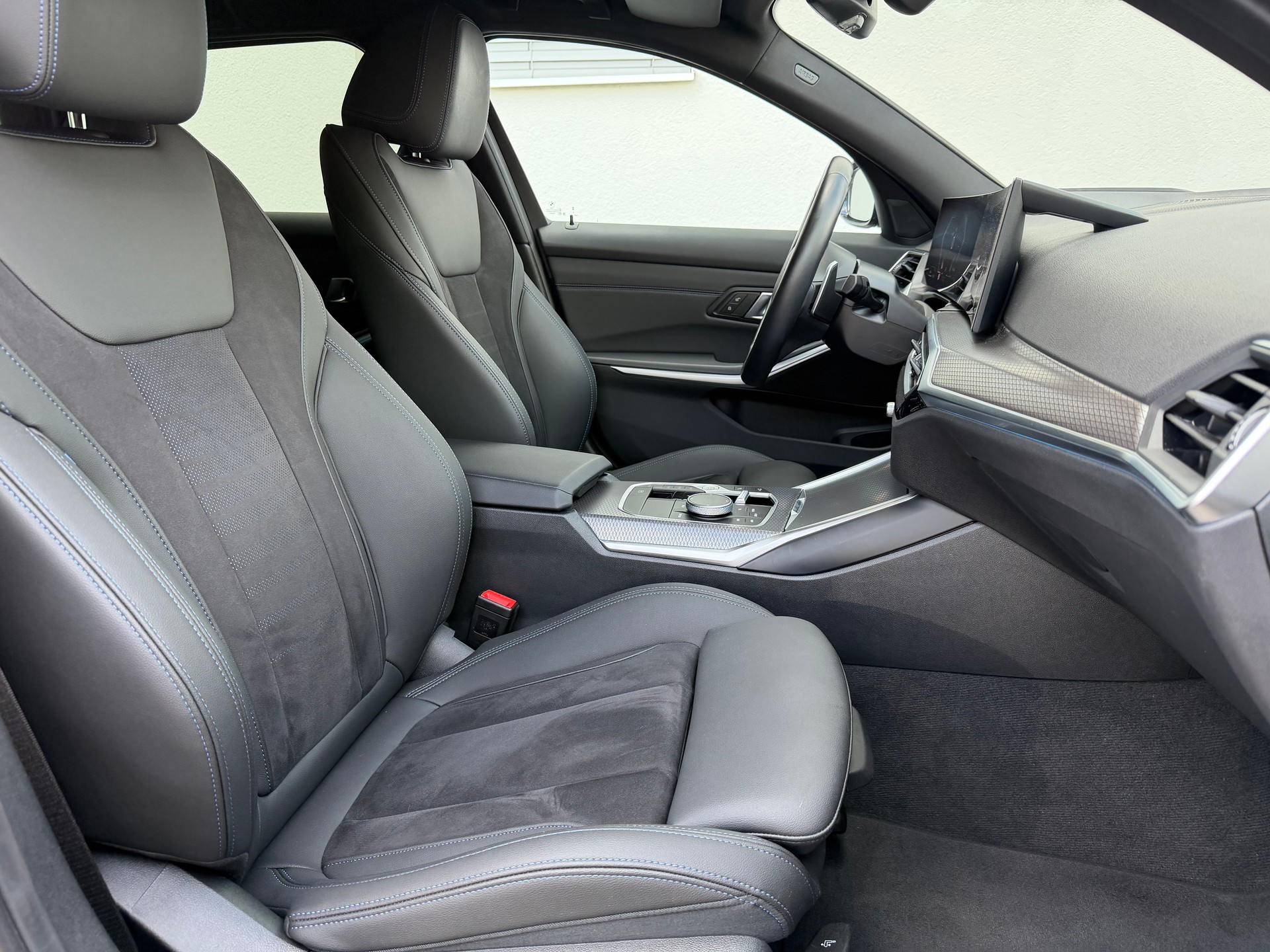 BMW 320d xDrive 48V Touring Steptronic M Sport-image-16