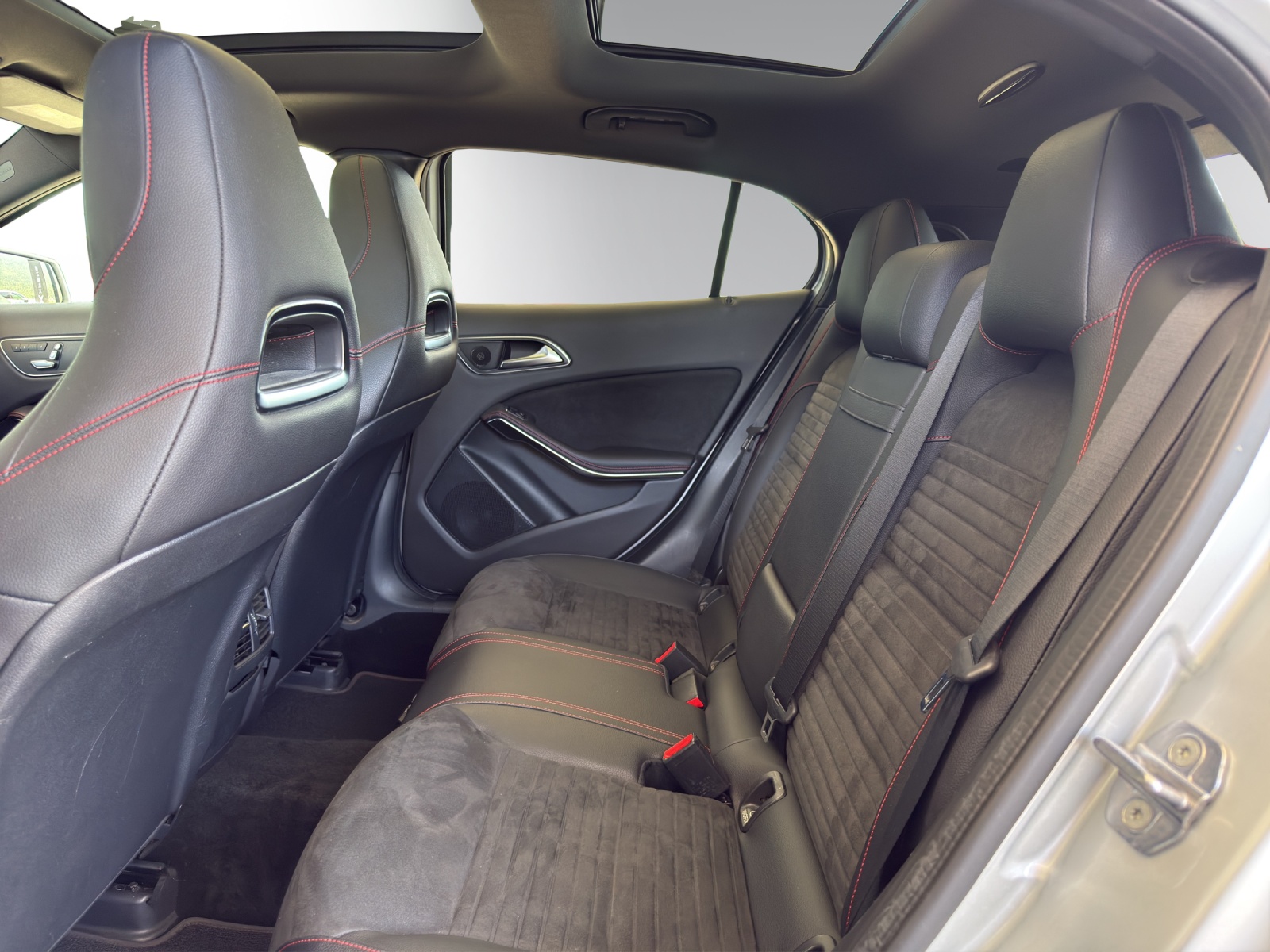 MERCEDES-BENZ GLA 250 AMG Line 4Matic-image-10