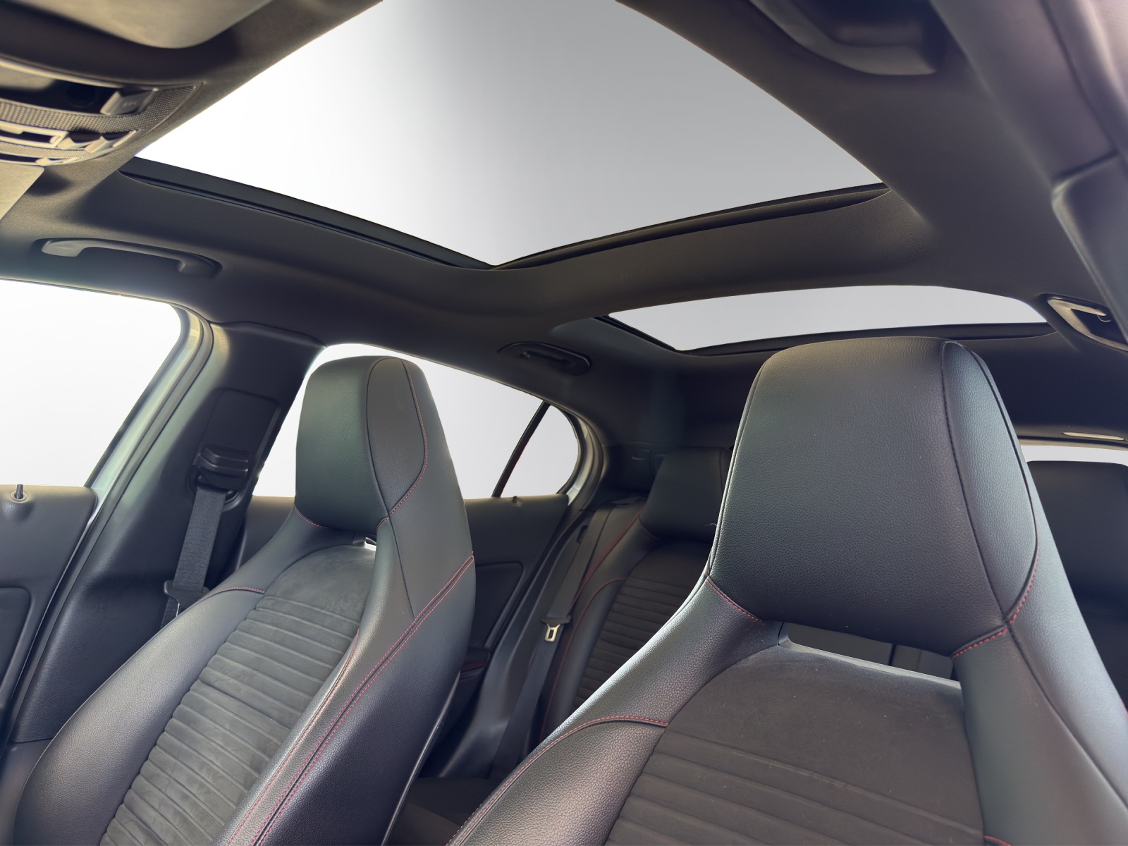 MERCEDES-BENZ GLA 250 AMG Line 4Matic-image-9