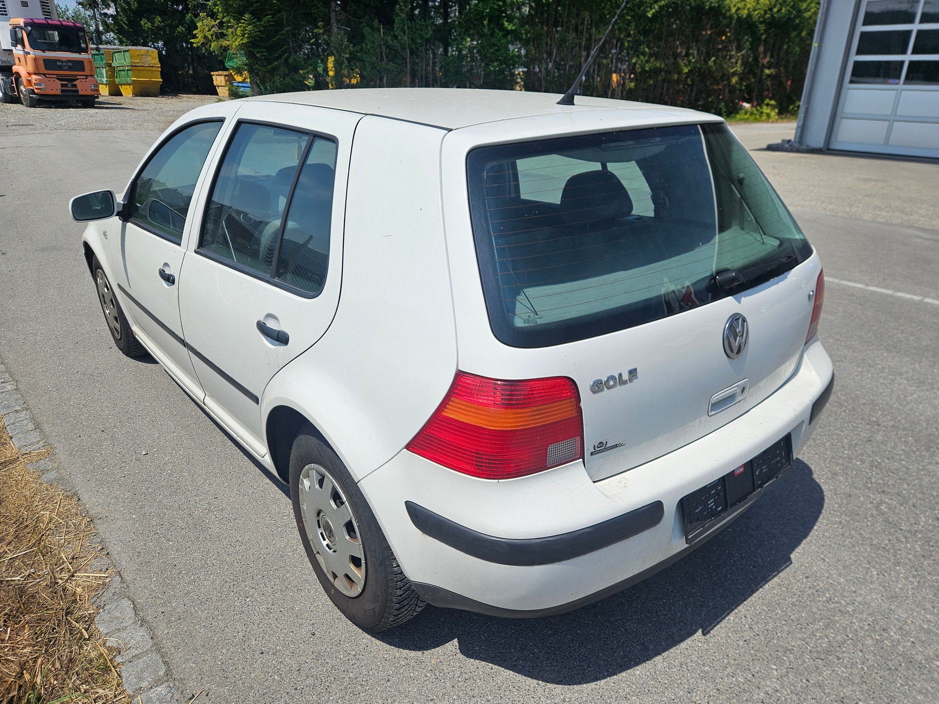 VW Golf 1.6 Trendline Automatic-image-5