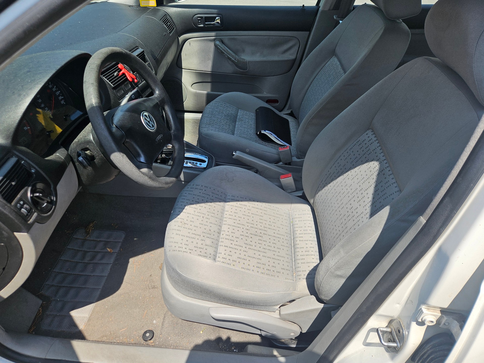 VW Golf 1.6 Trendline Automatic-image-8
