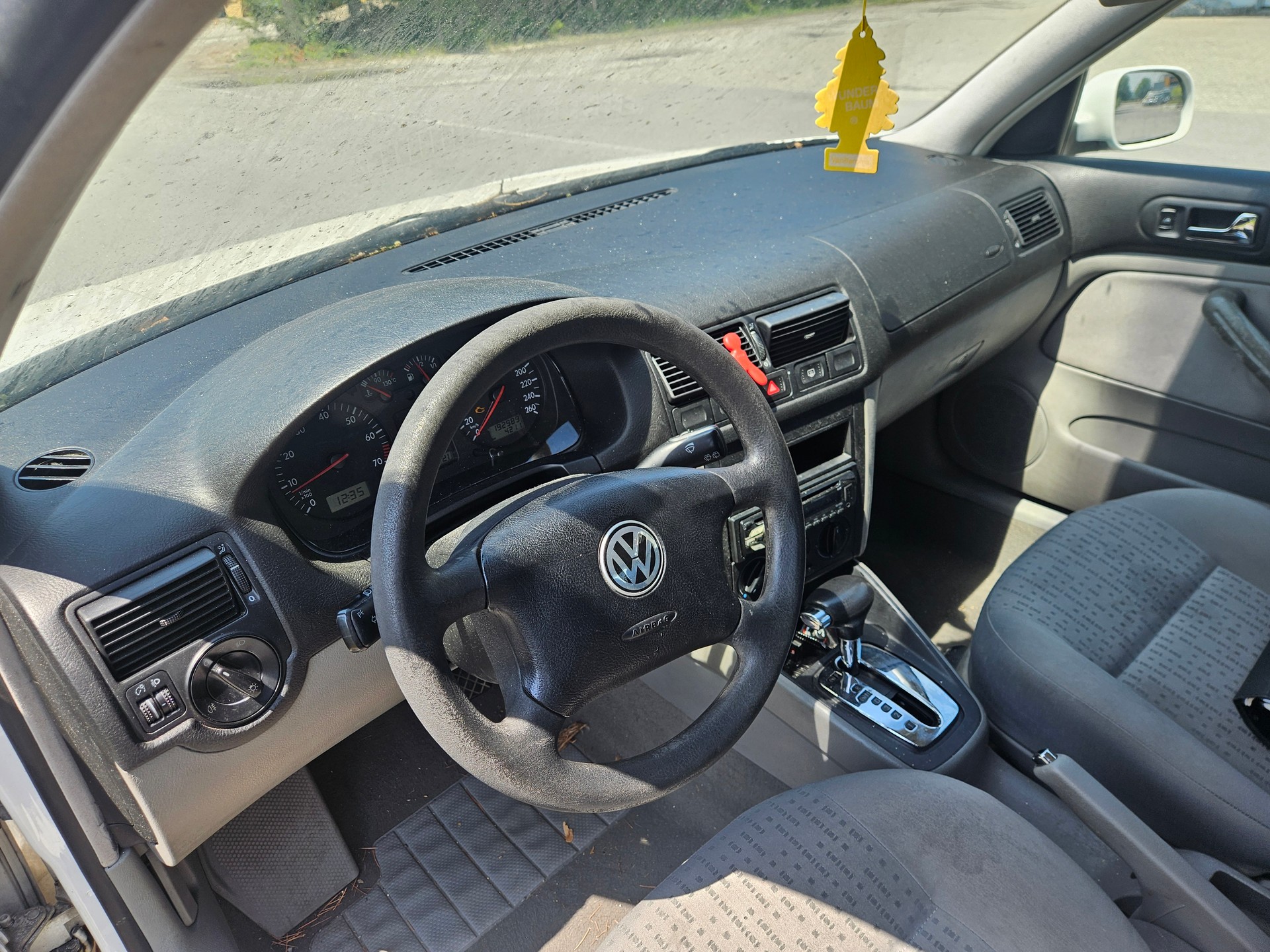 VW Golf 1.6 Trendline Automatic-image-7