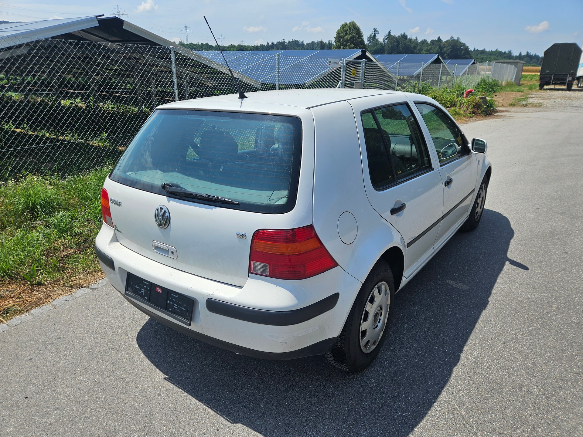 VW Golf 1.6 Trendline Automatic-image-4