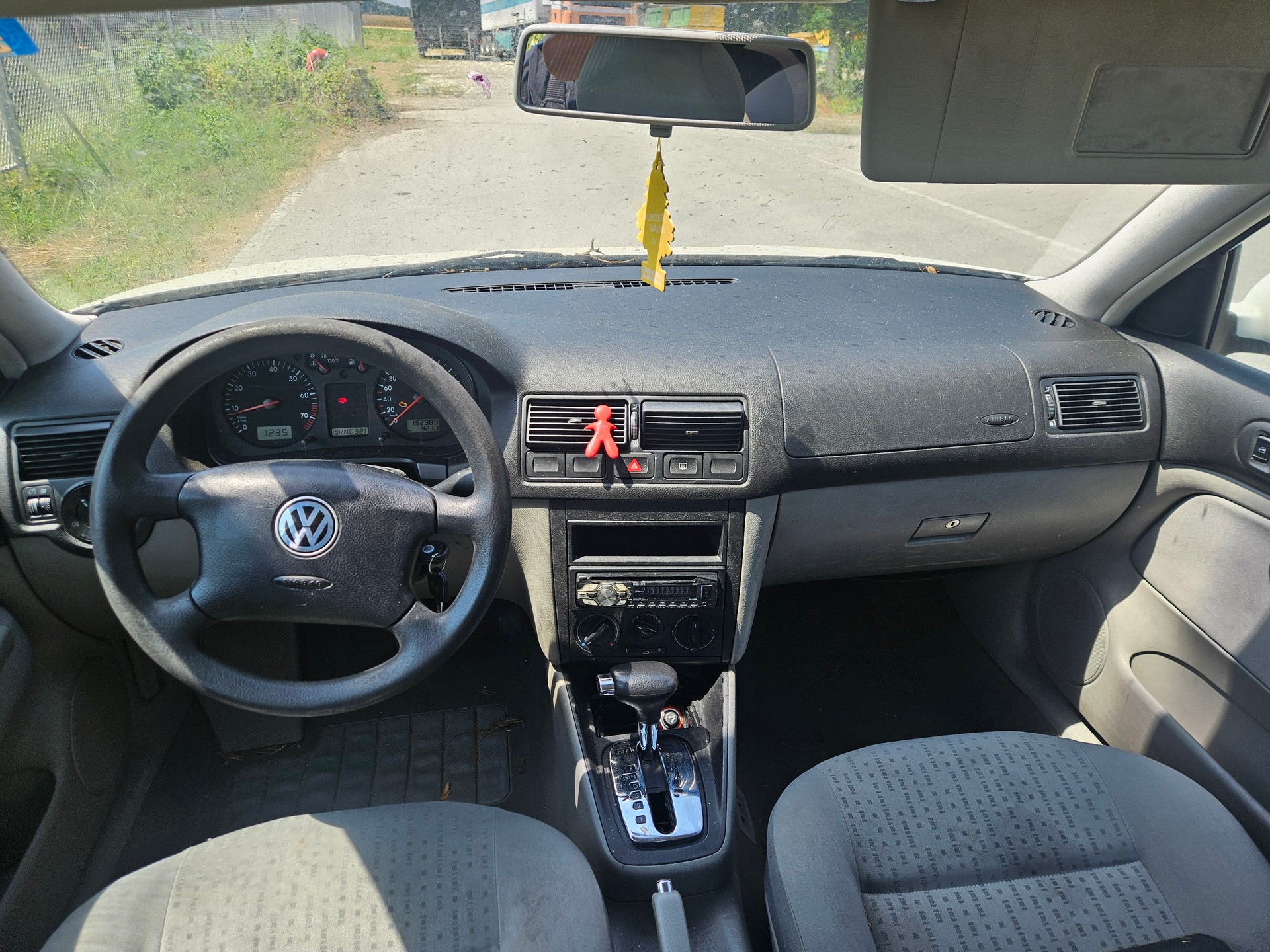 VW Golf 1.6 Trendline Automatic-image-10