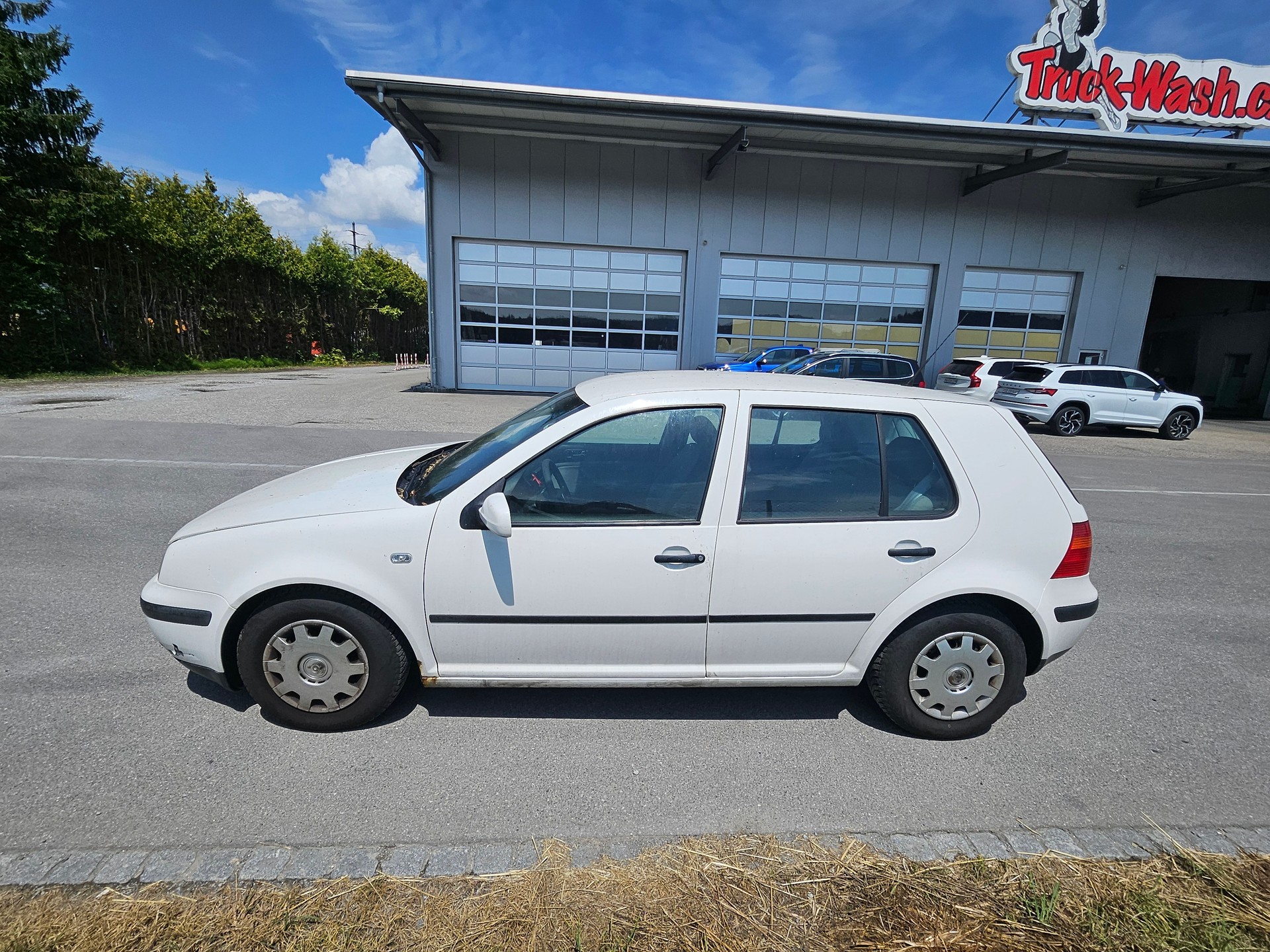 VW Golf 1.6 Trendline Automatic-image-0
