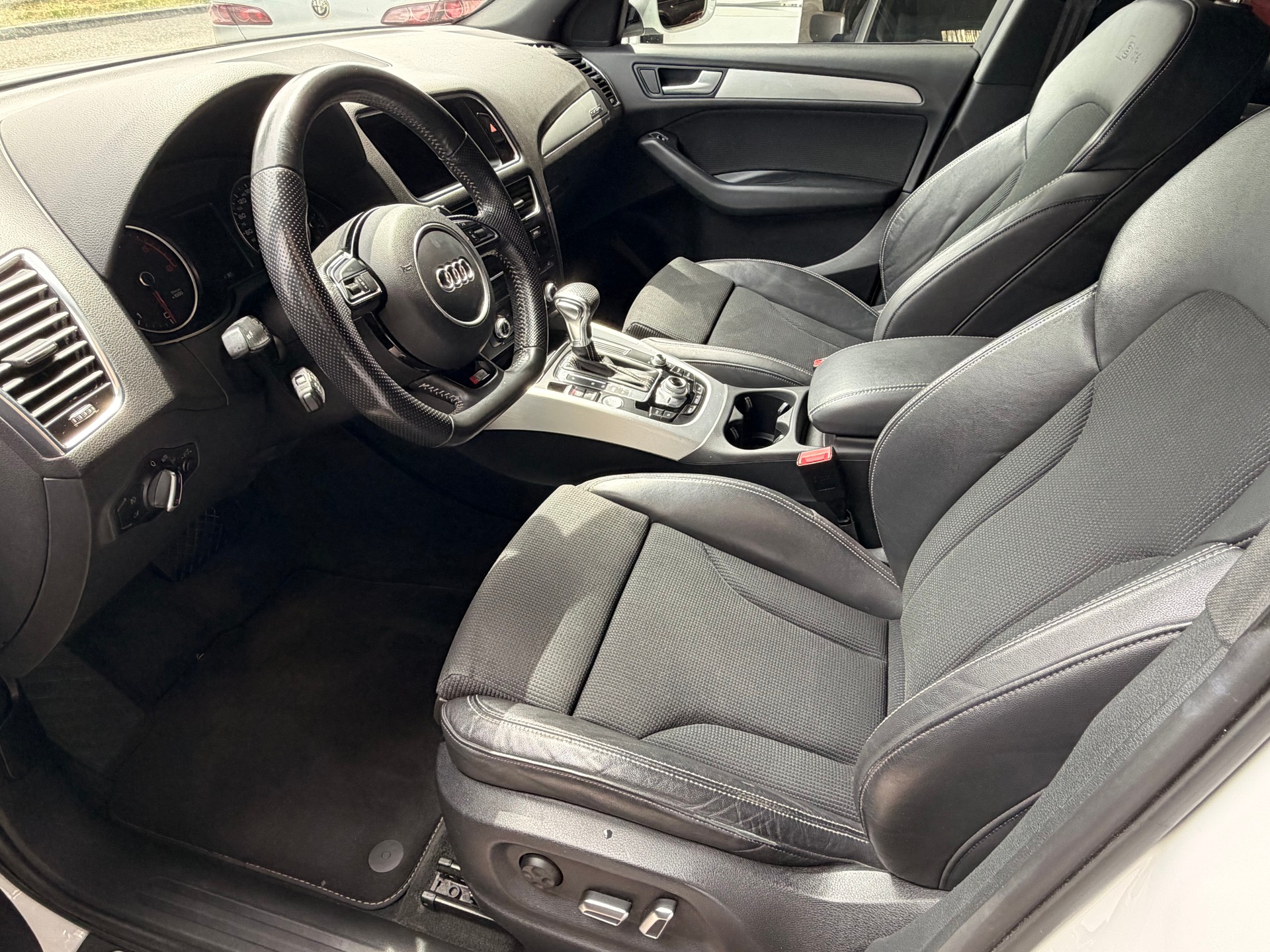 AUDI Q5 3.0 TDI clean quattro S-tronic / S-Line-image-6