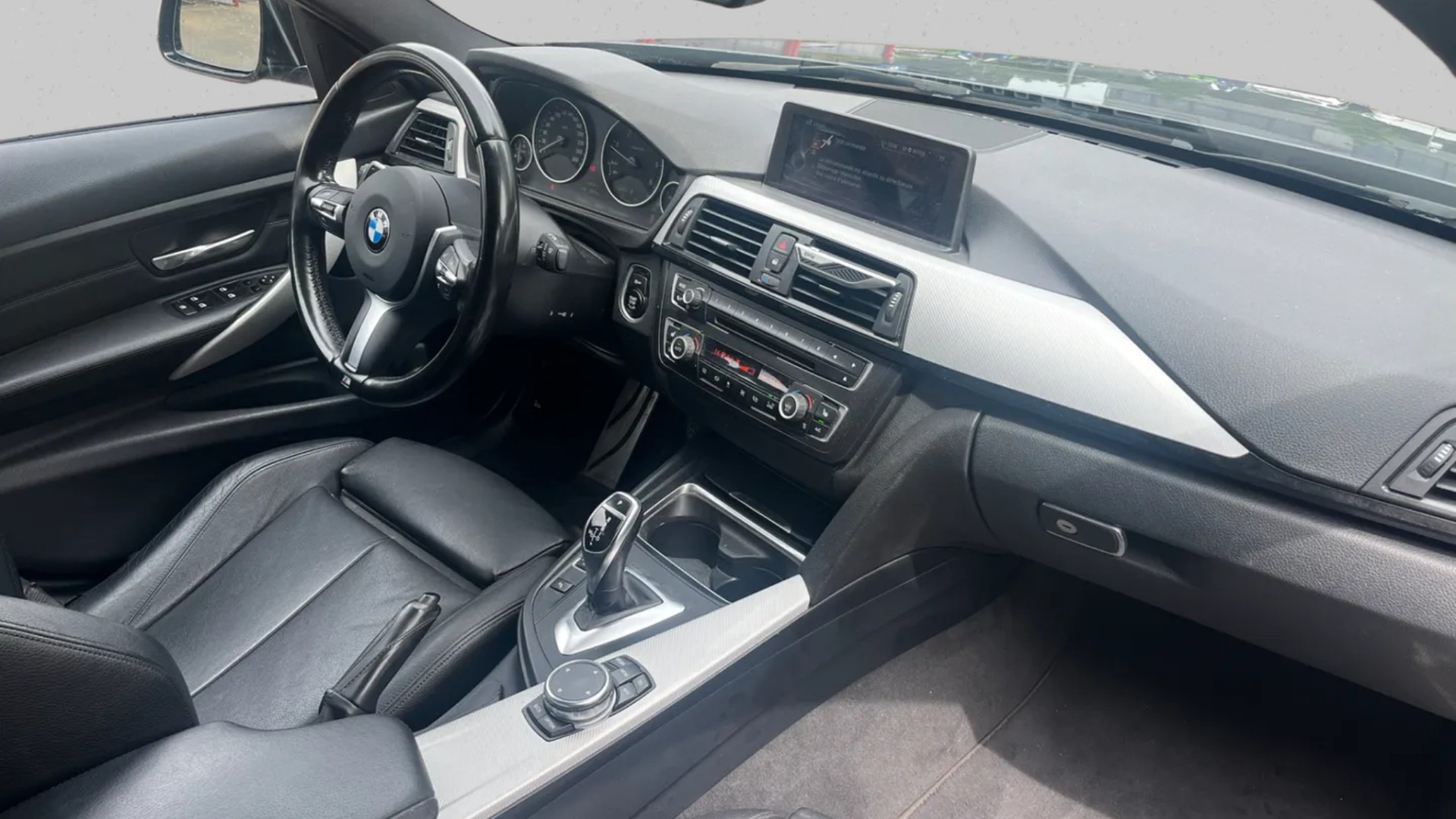 BMW 320d xDrive Touring M Sport-image-11
