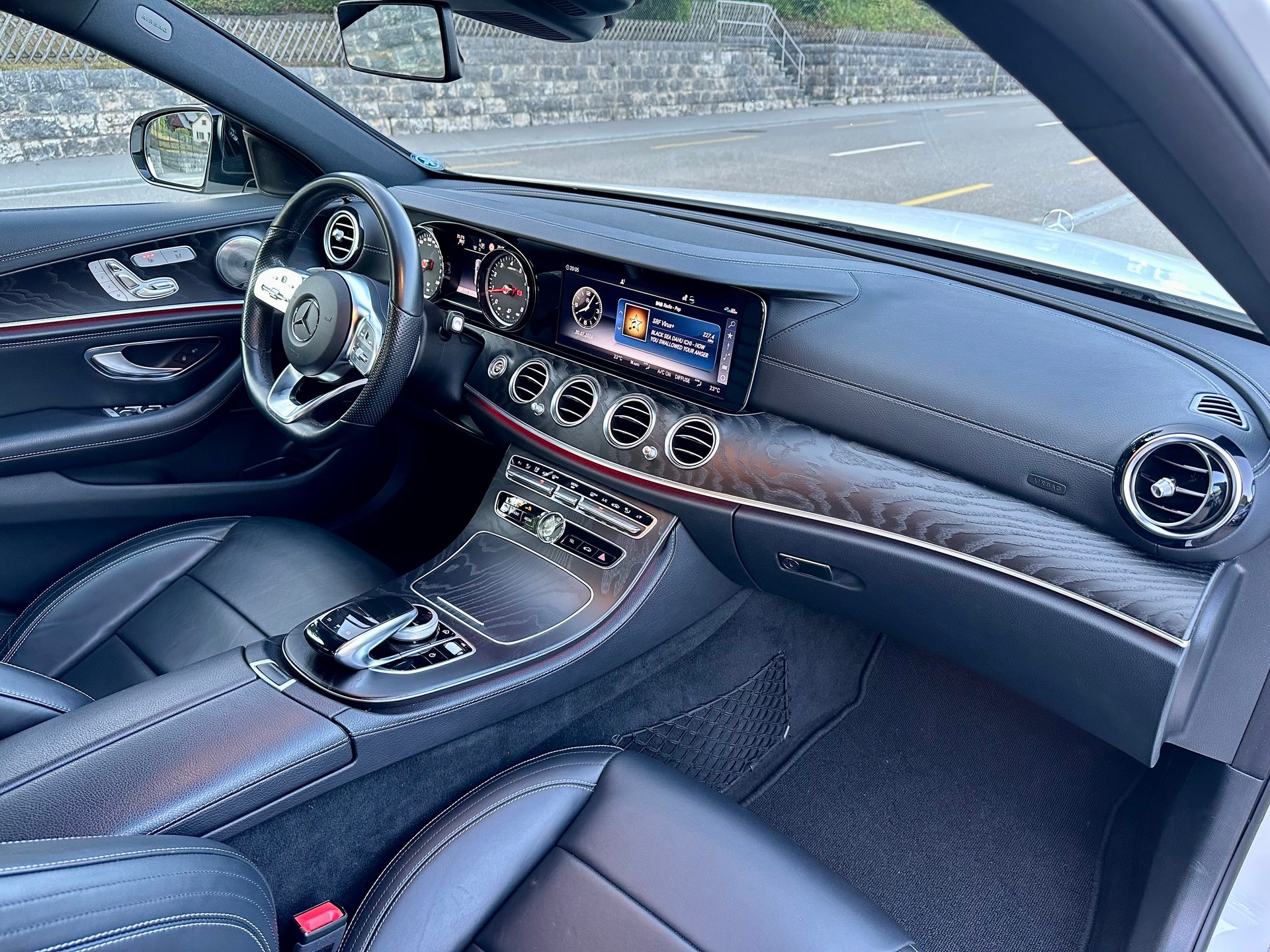 MERCEDES-BENZ E 200 AMG Line 4Matic 9G-Tronic-image-10