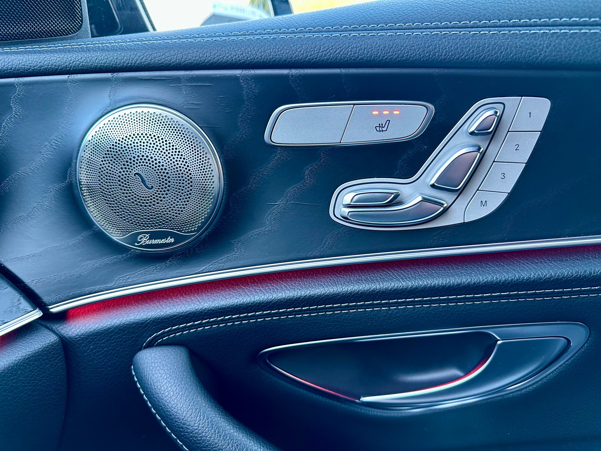 MERCEDES-BENZ E 200 AMG Line 4Matic 9G-Tronic-image-22