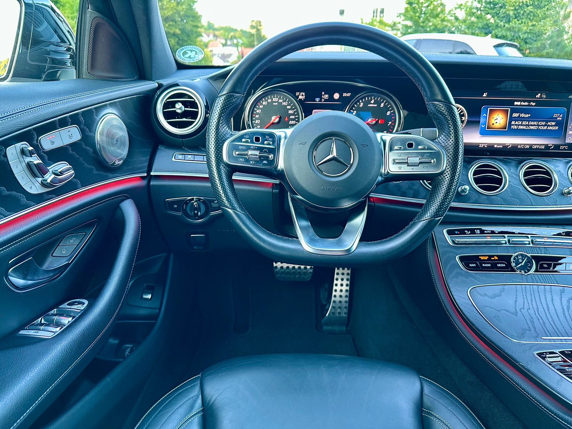 MERCEDES-BENZ E 200 AMG Line 4Matic 9G-Tronic-image-14