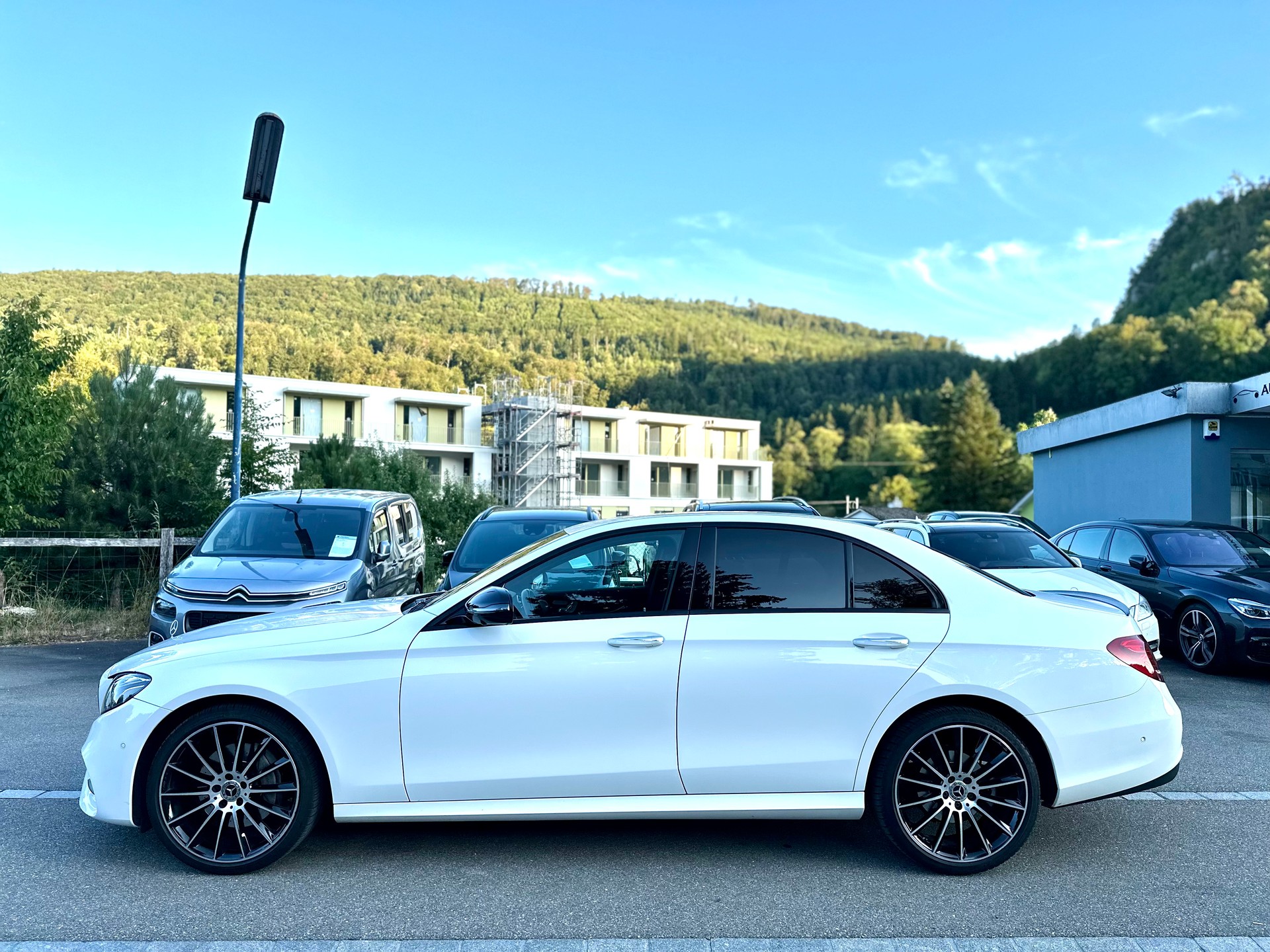 MERCEDES-BENZ E 200 AMG Line 4Matic 9G-Tronic-image-3