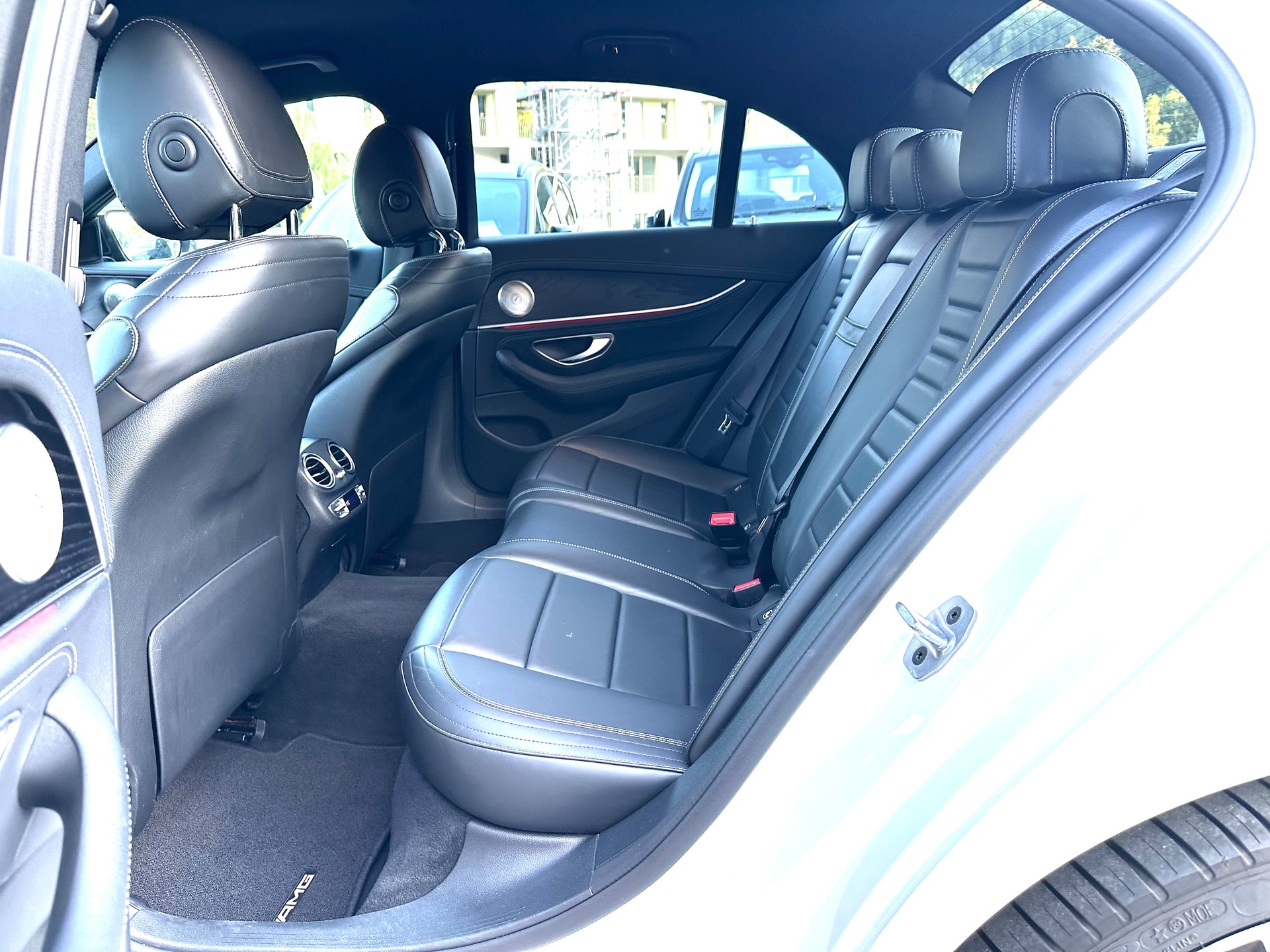 MERCEDES-BENZ E 200 AMG Line 4Matic 9G-Tronic-image-12