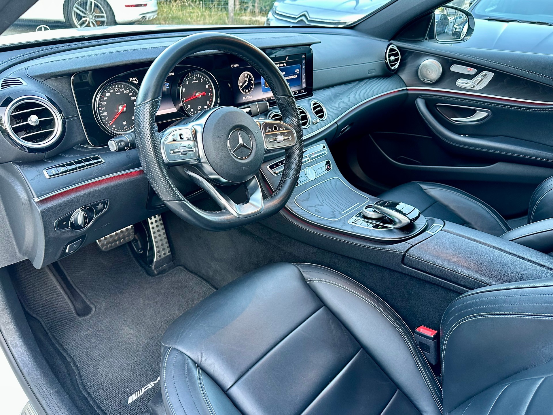 MERCEDES-BENZ E 200 AMG Line 4Matic 9G-Tronic-image-8