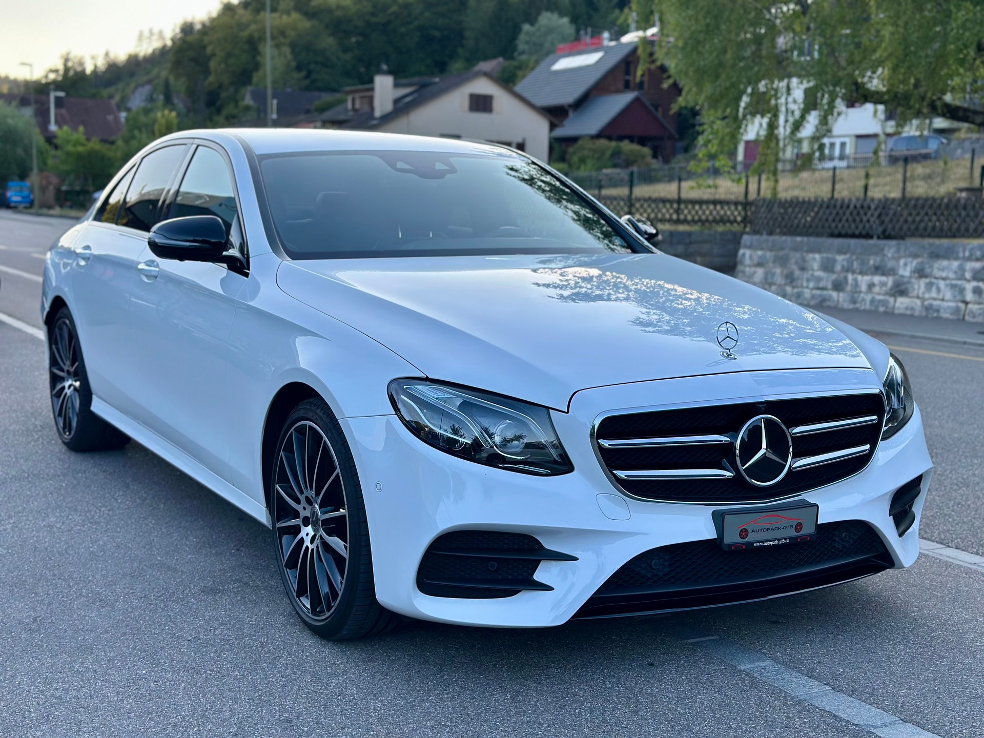 MERCEDES-BENZ E 200 AMG Line 4Matic 9G-Tronic-image-1