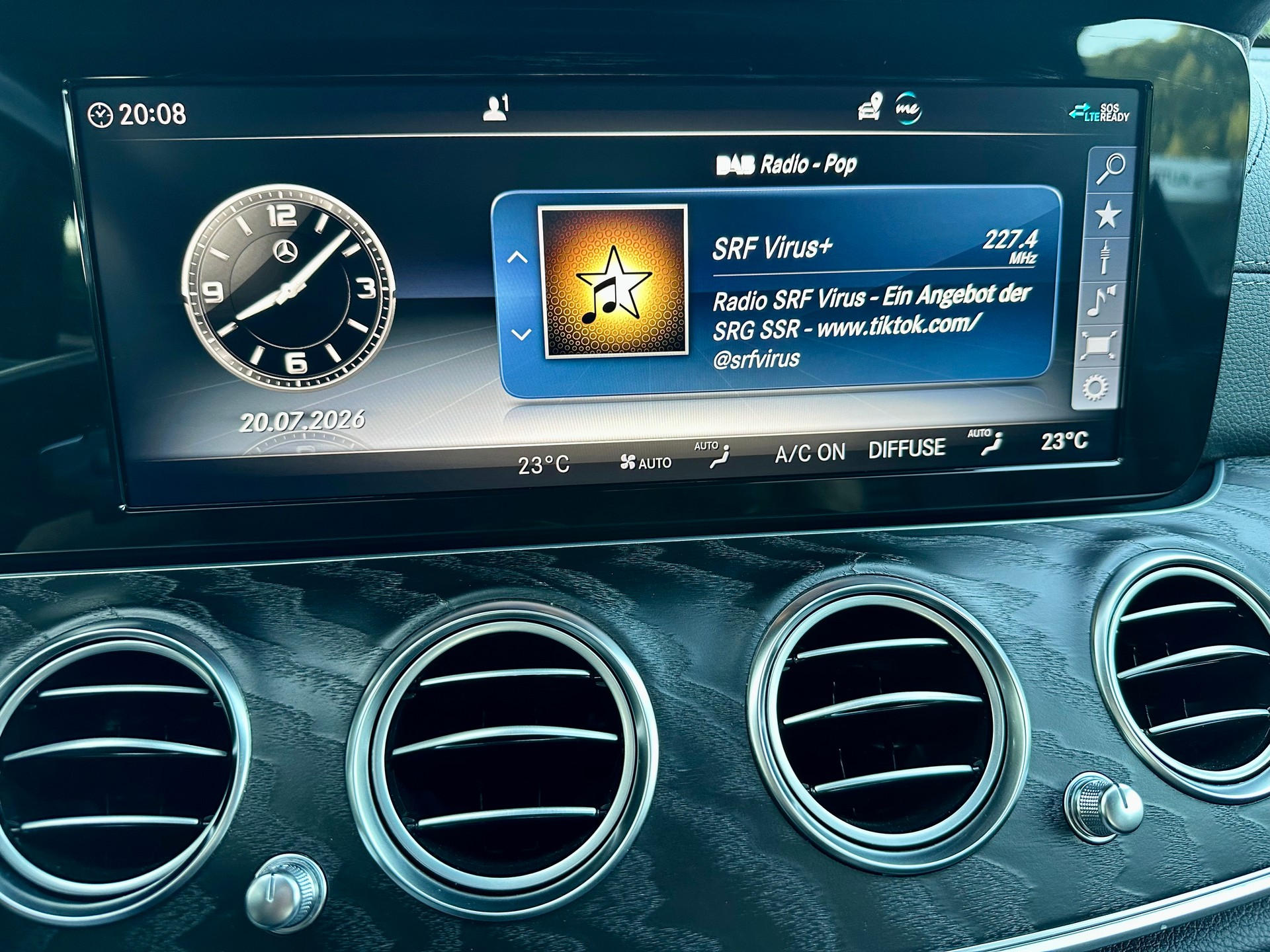 MERCEDES-BENZ E 200 AMG Line 4Matic 9G-Tronic-image-18