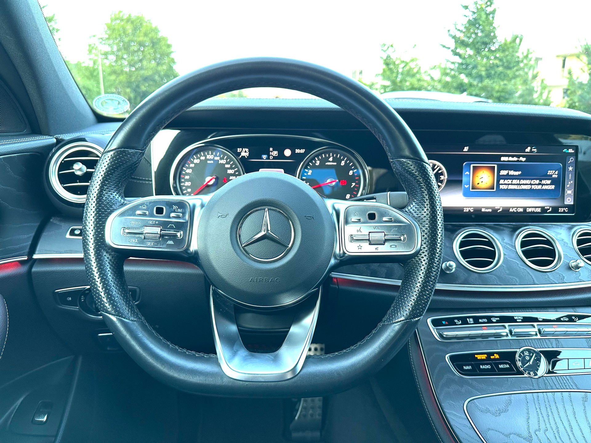MERCEDES-BENZ E 200 AMG Line 4Matic 9G-Tronic-image-16