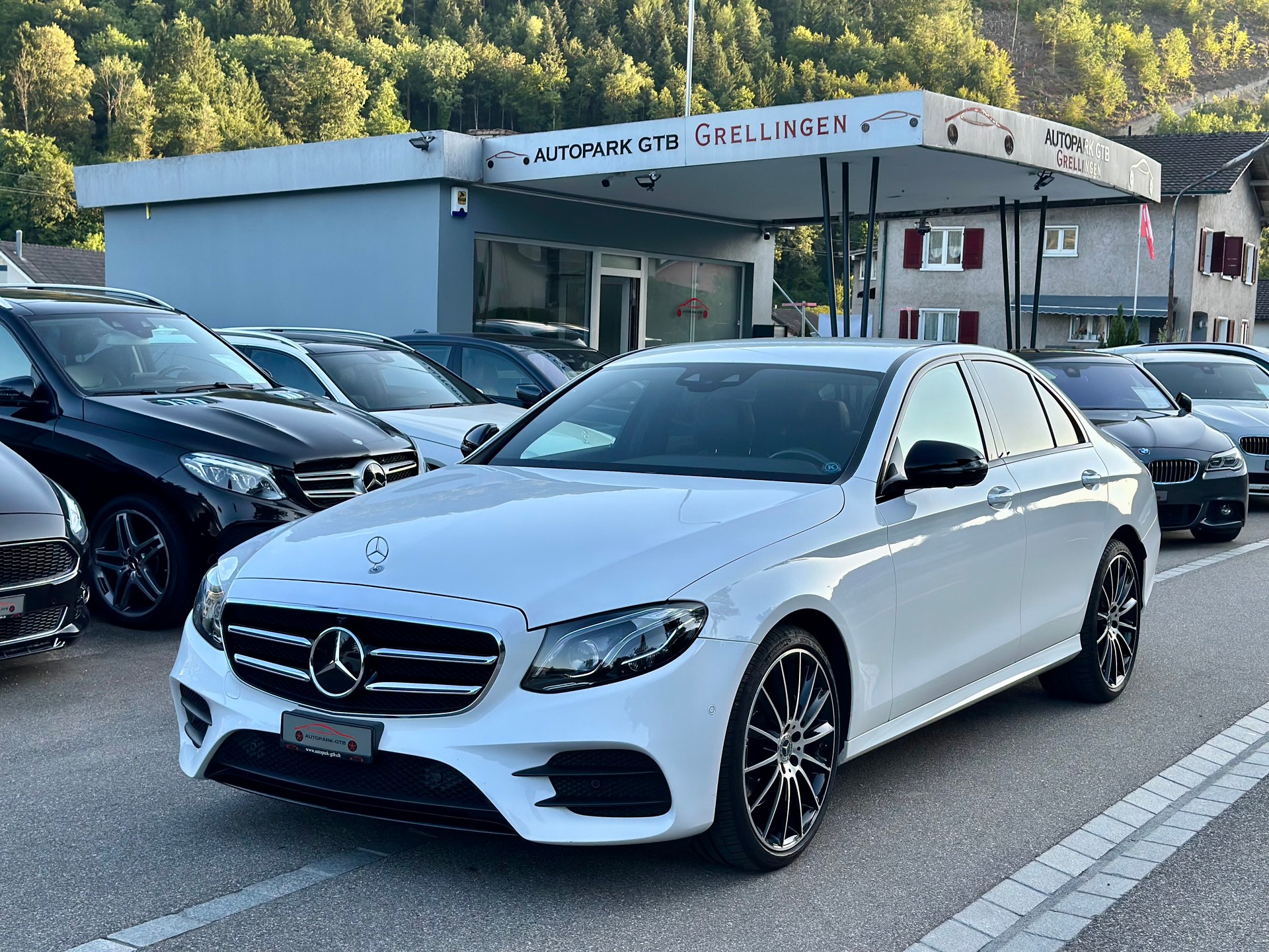 MERCEDES-BENZ E 200 AMG Line 4Matic 9G-Tronic-image-0