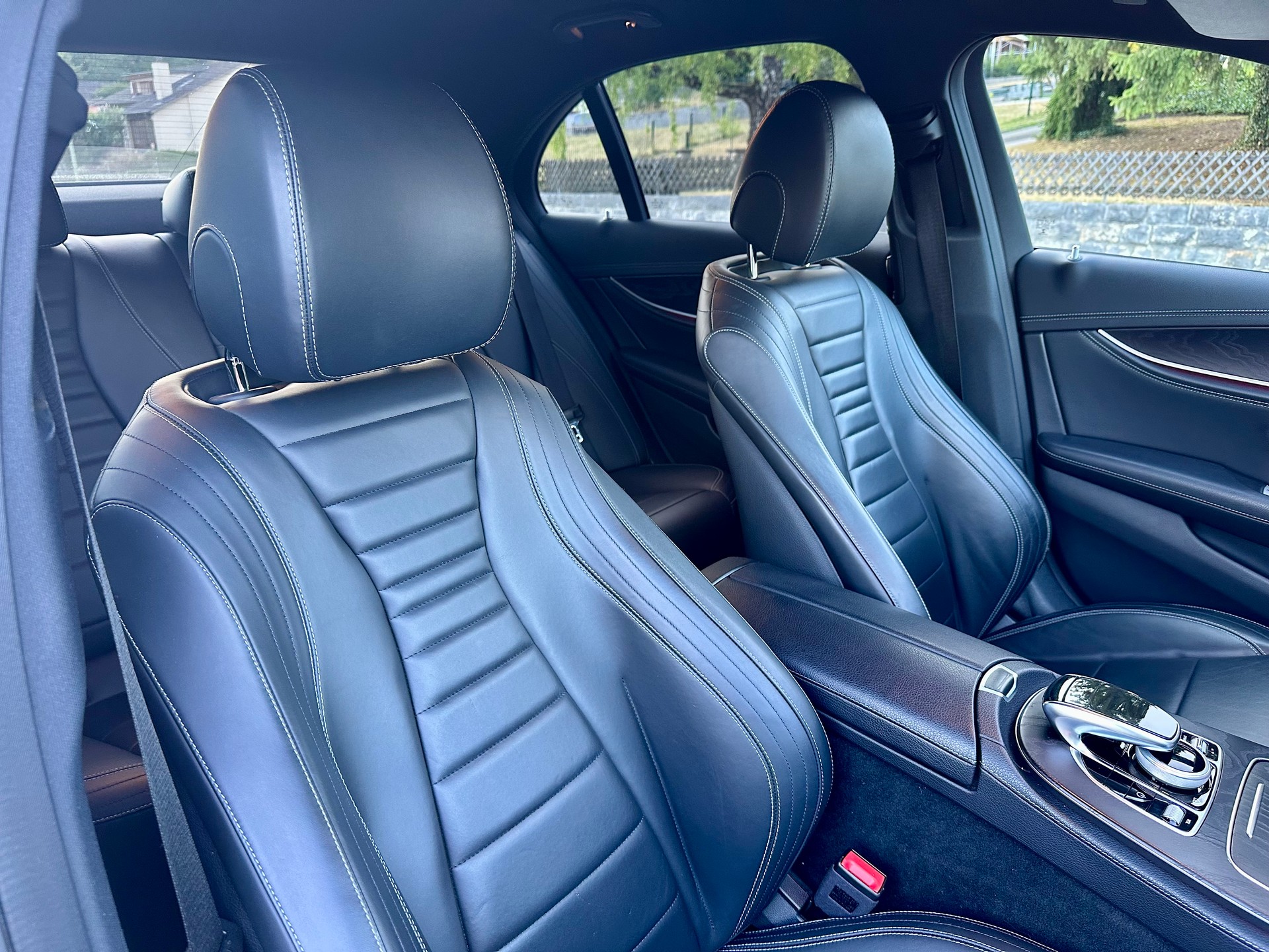 MERCEDES-BENZ E 200 AMG Line 4Matic 9G-Tronic-image-13