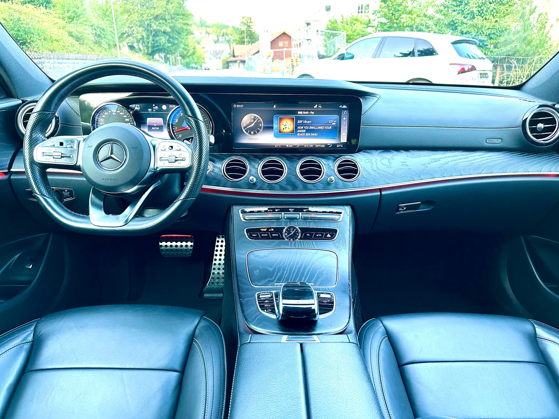 MERCEDES-BENZ E 200 AMG Line 4Matic 9G-Tronic-image-15