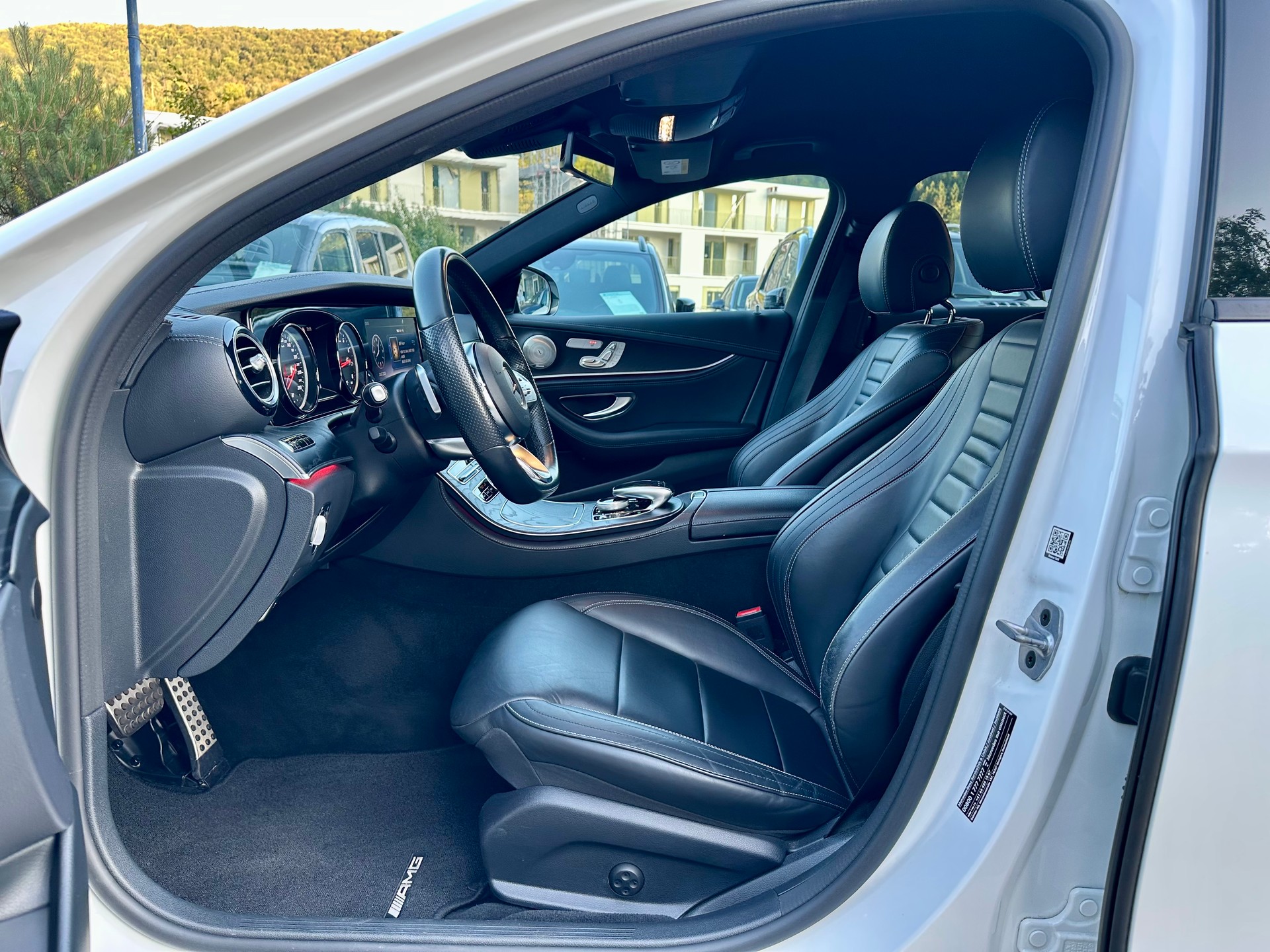 MERCEDES-BENZ E 200 AMG Line 4Matic 9G-Tronic-image-9