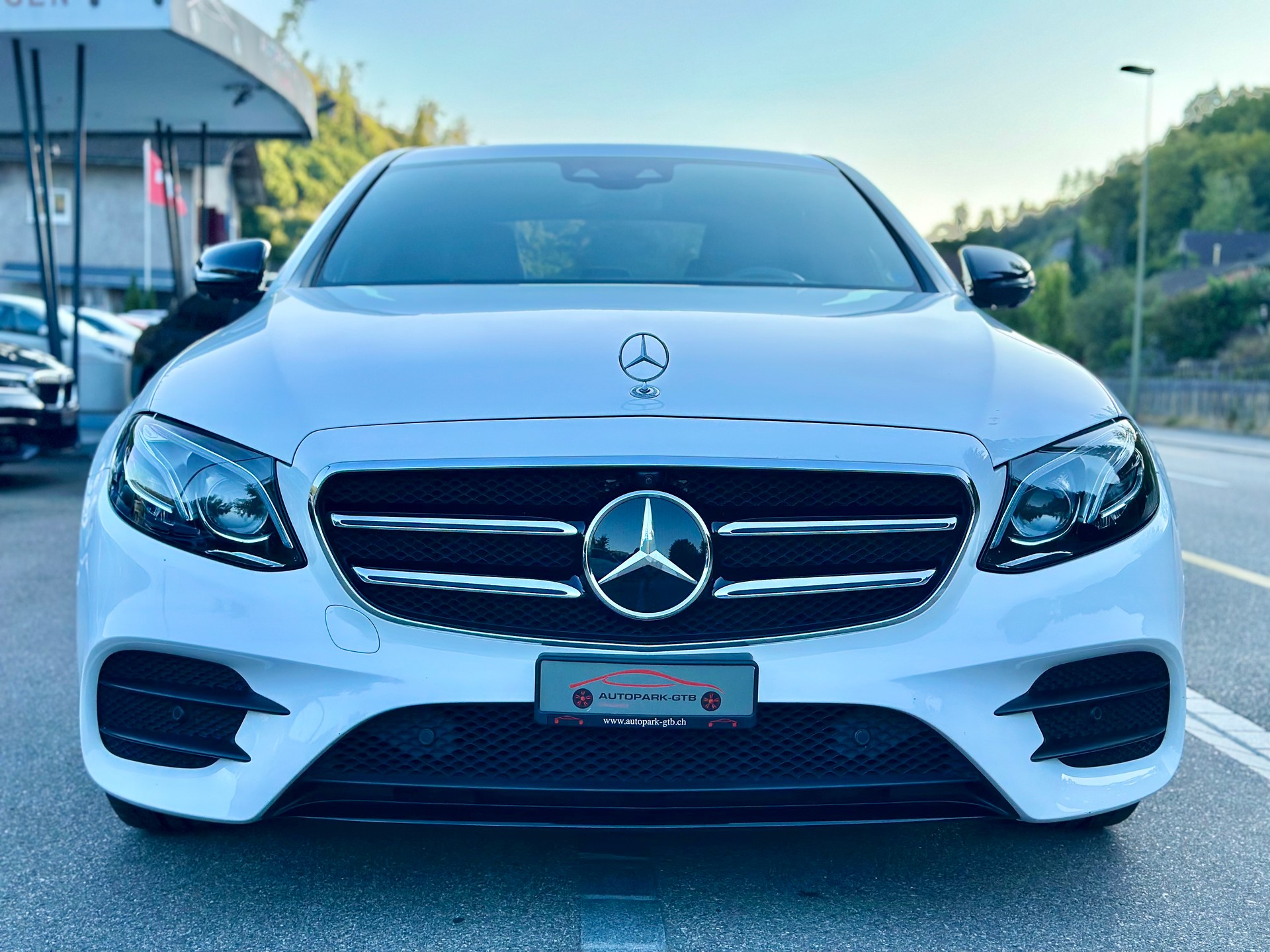 MERCEDES-BENZ E 200 AMG Line 4Matic 9G-Tronic-image-2