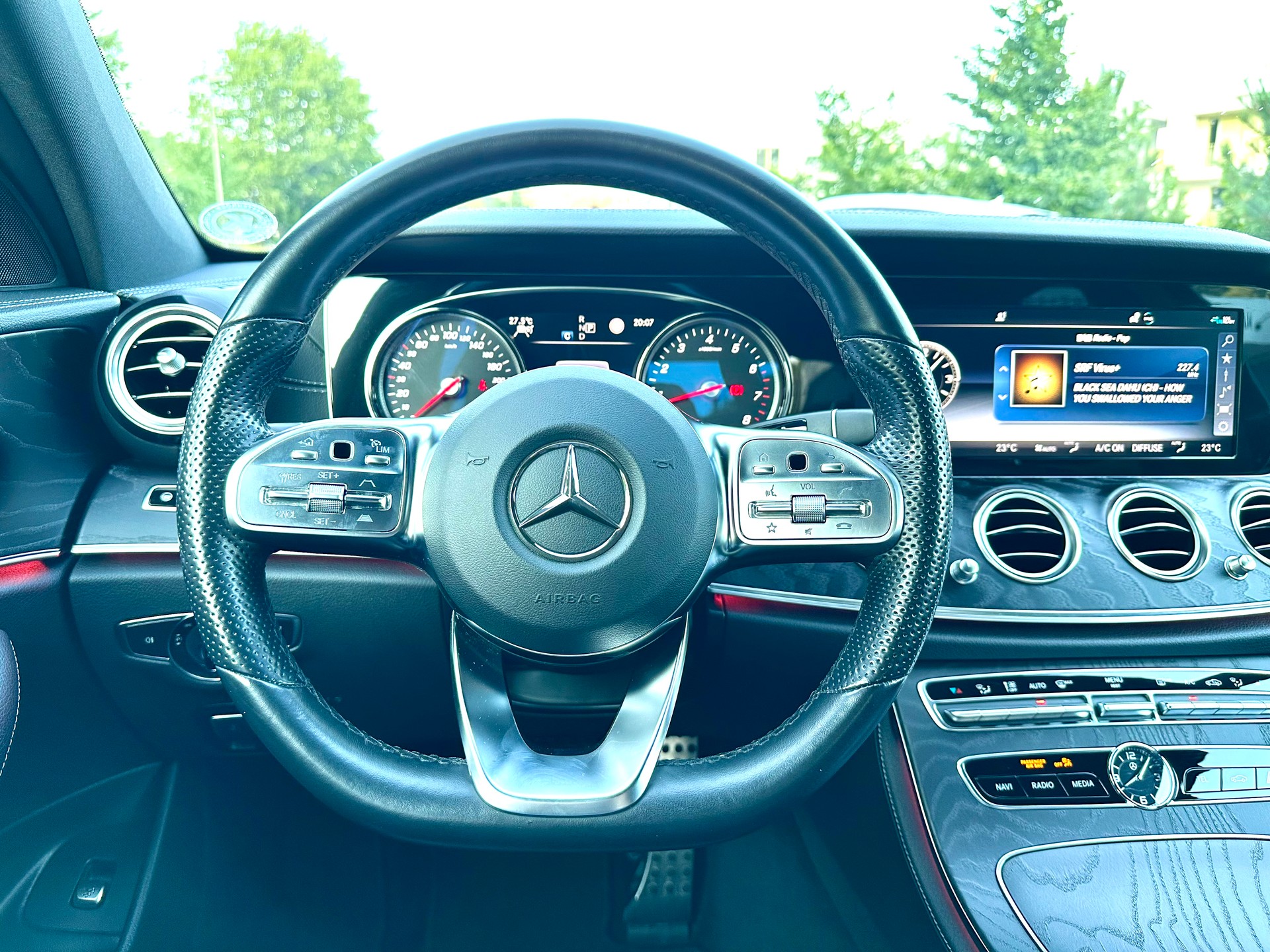 MERCEDES-BENZ E 200 AMG Line 4Matic 9G-Tronic-image-17