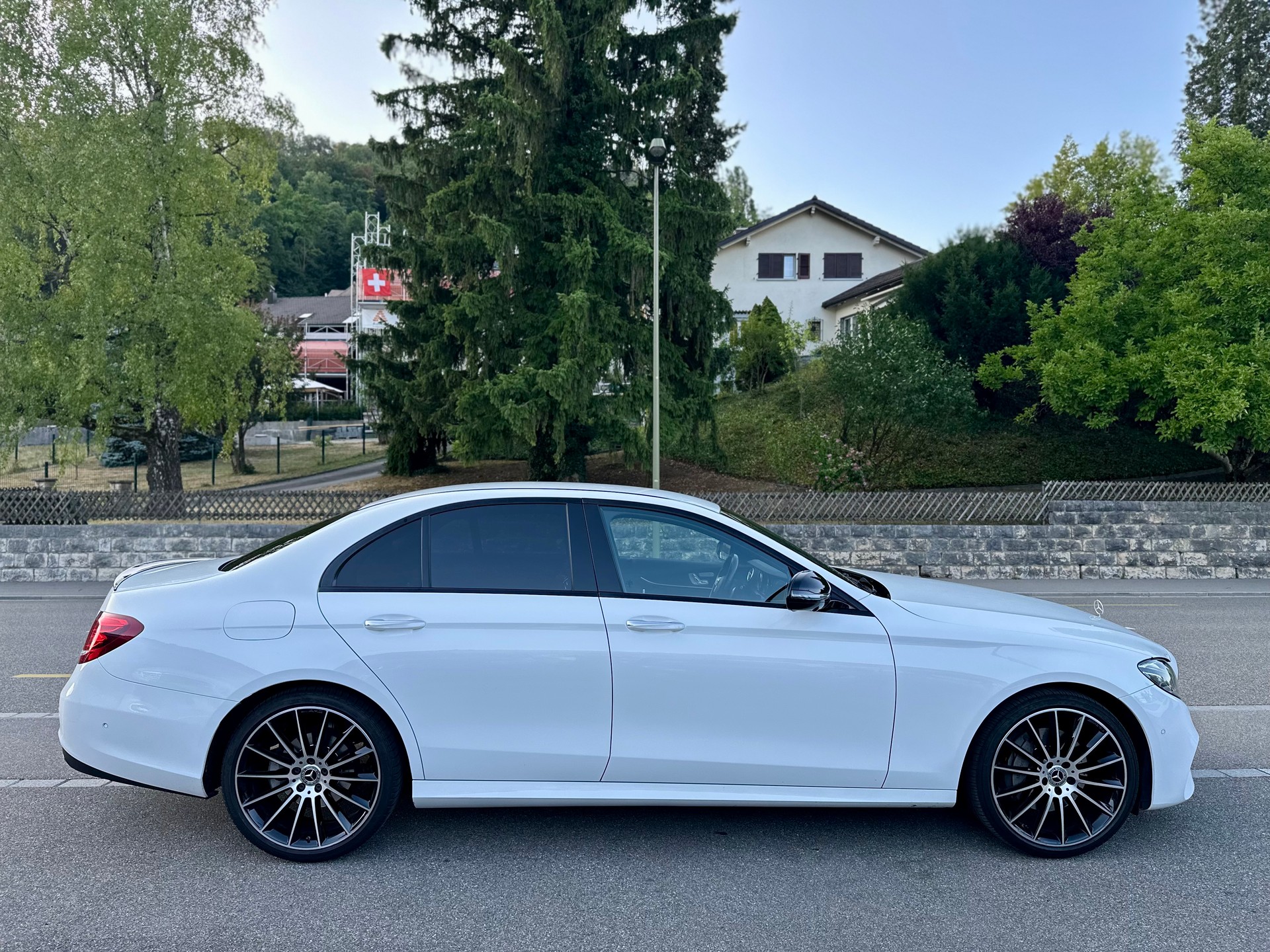 MERCEDES-BENZ E 200 AMG Line 4Matic 9G-Tronic-image-4