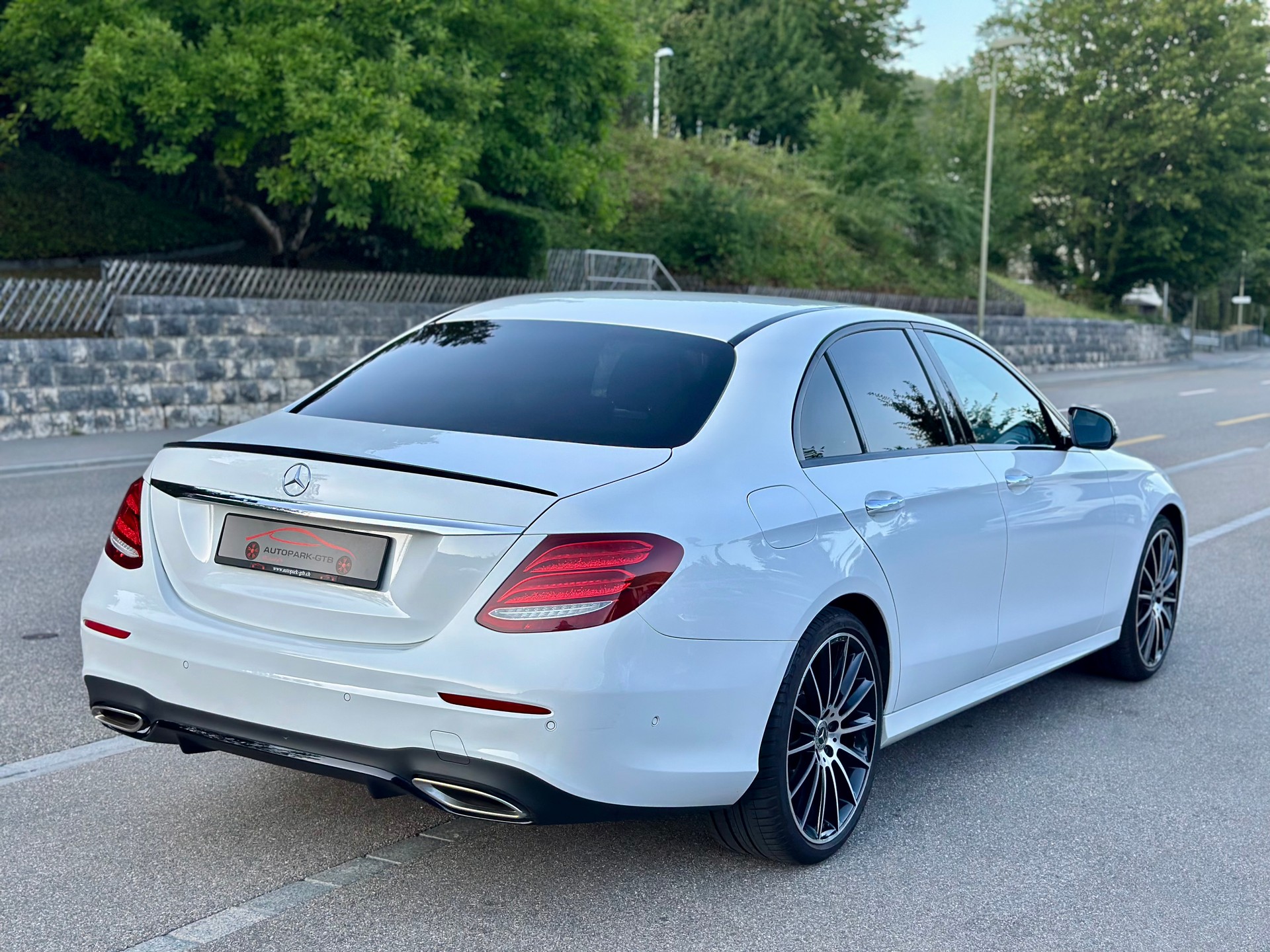 MERCEDES-BENZ E 200 AMG Line 4Matic 9G-Tronic-image-6