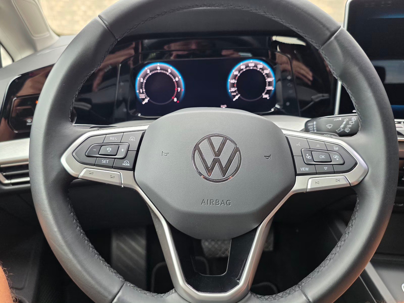 VW Golf Variant 1.5 eTSI mHEV Life DSG-image-7