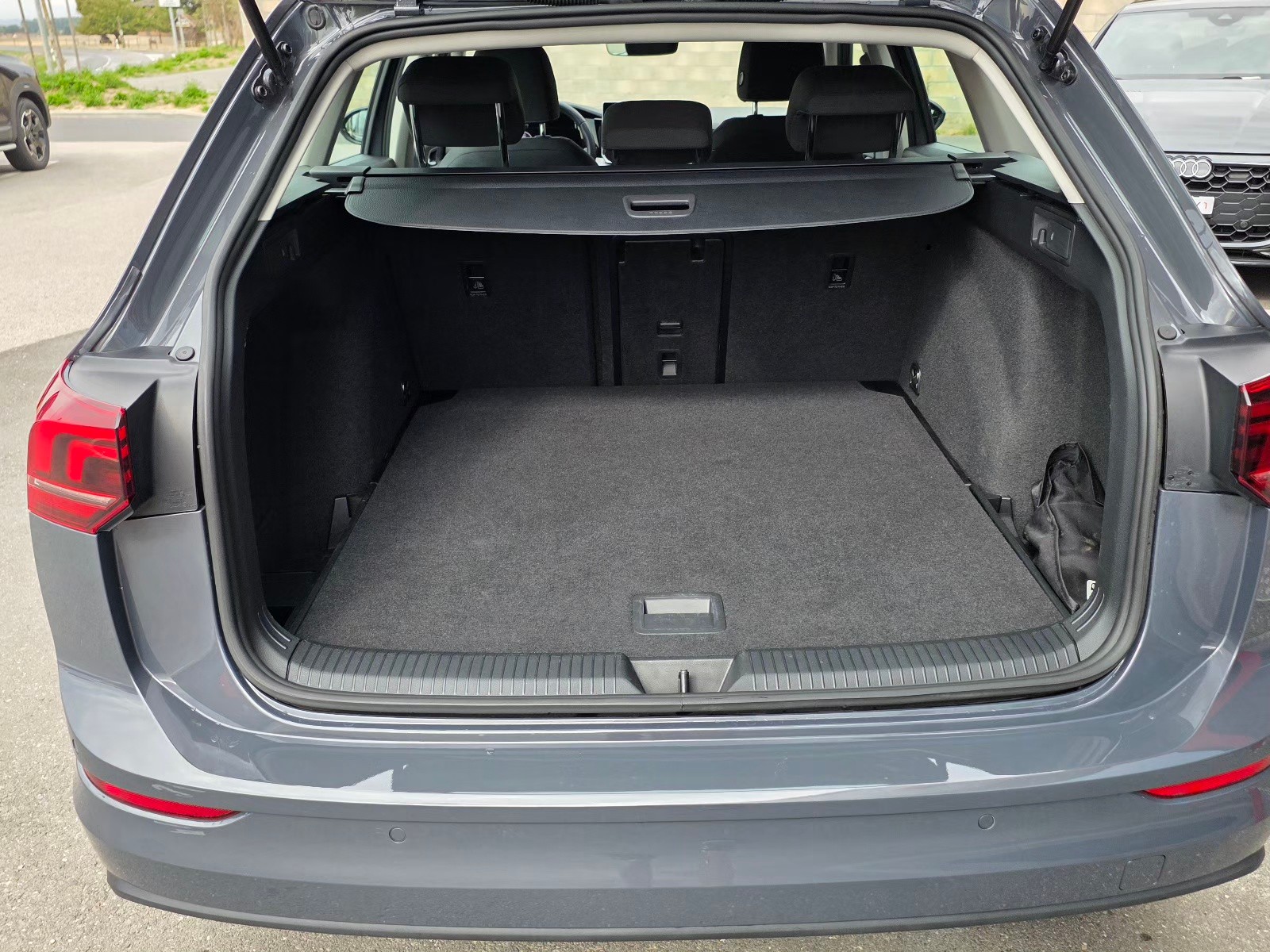 VW Golf Variant 1.5 eTSI mHEV Life DSG-image-6