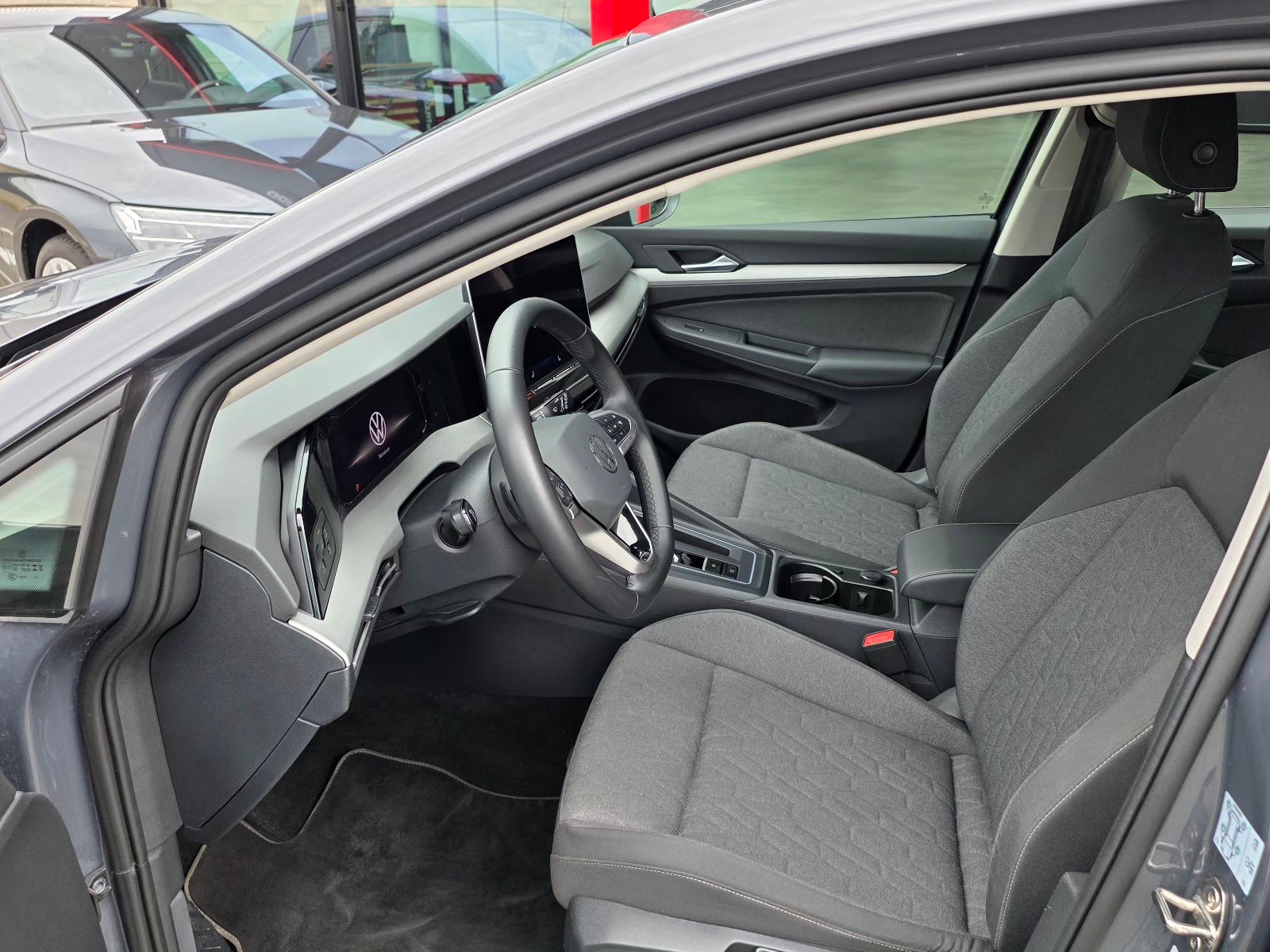 VW Golf Variant 1.5 eTSI mHEV Life DSG-image-4