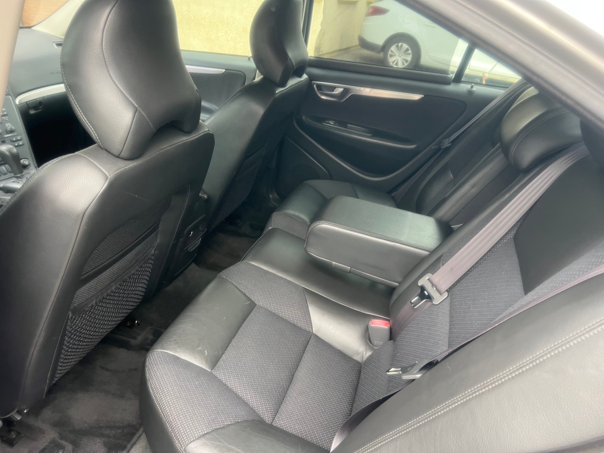 VOLVO S60 2.4T-image-9