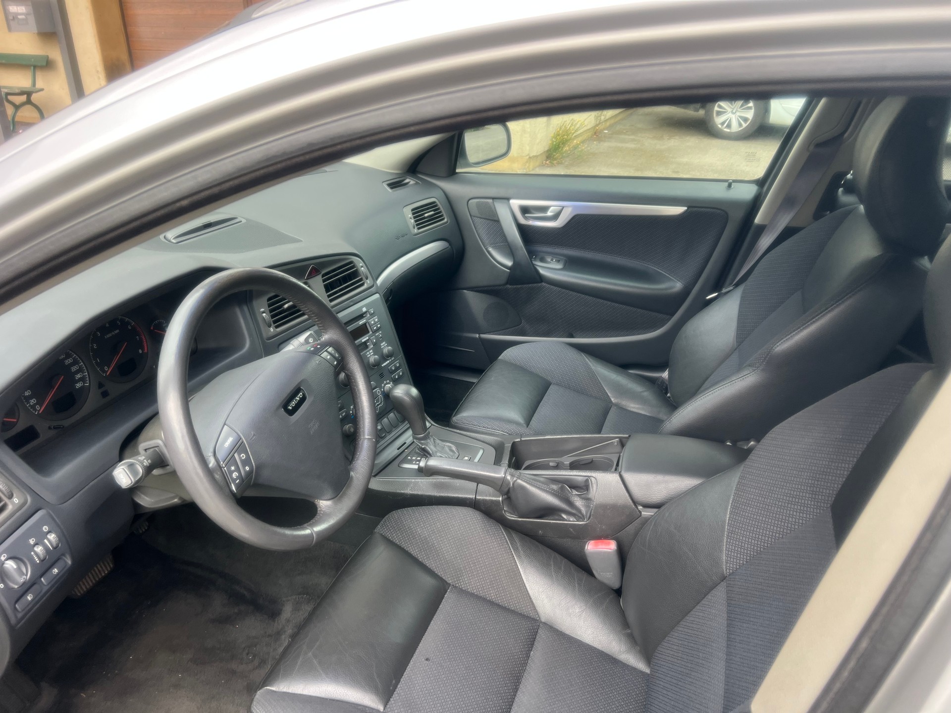 VOLVO S60 2.4T-image-8