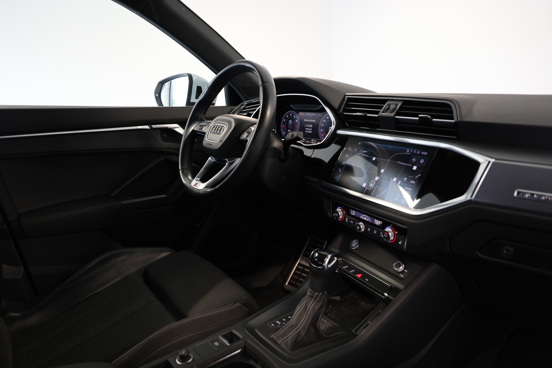 AUDI Q3 2.0 45 TFSI S line quattro S-Tronic-image-12