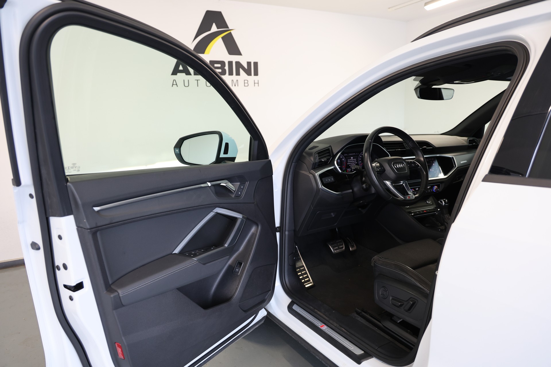 AUDI Q3 2.0 45 TFSI S line quattro S-Tronic-image-4