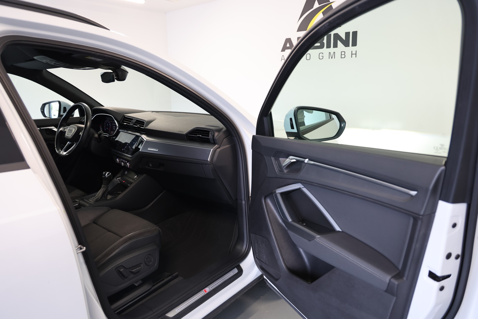 AUDI Q3 2.0 45 TFSI S line quattro S-Tronic-image-10
