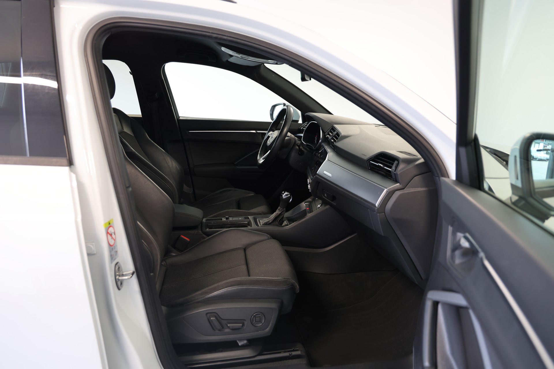 AUDI Q3 2.0 45 TFSI S line quattro S-Tronic-image-11