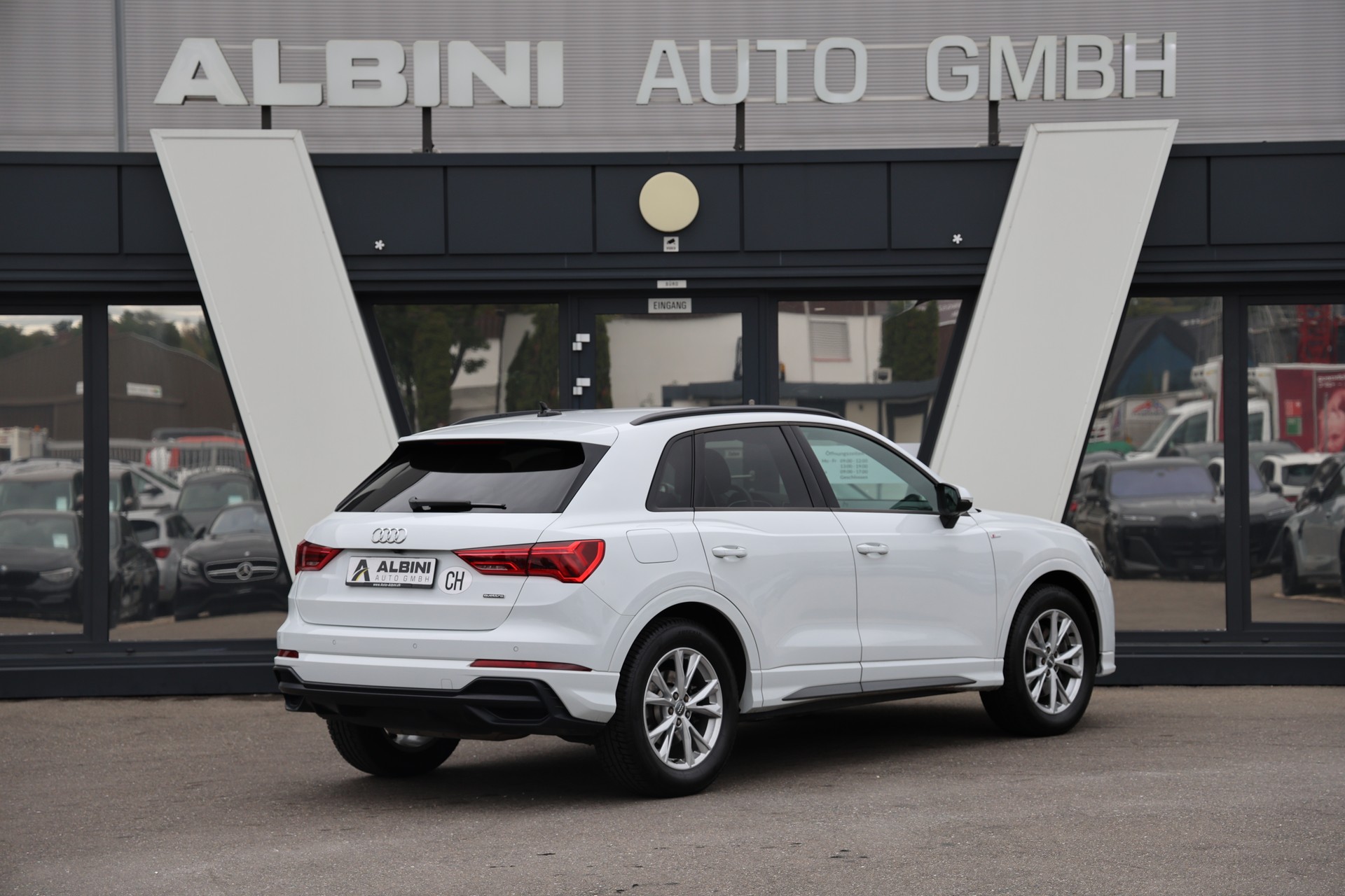 AUDI Q3 2.0 45 TFSI S line quattro S-Tronic-image-2