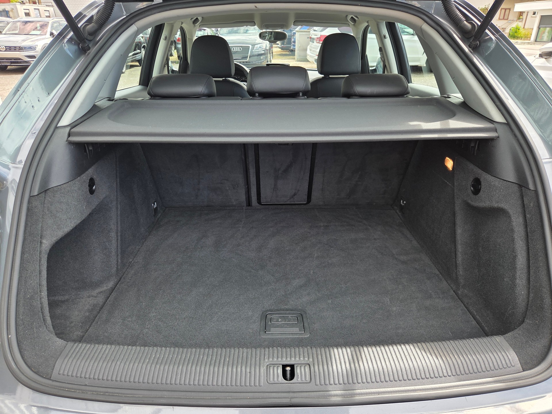 AUDI Q3 2.0 TFSI quattro S-tronic-image-14