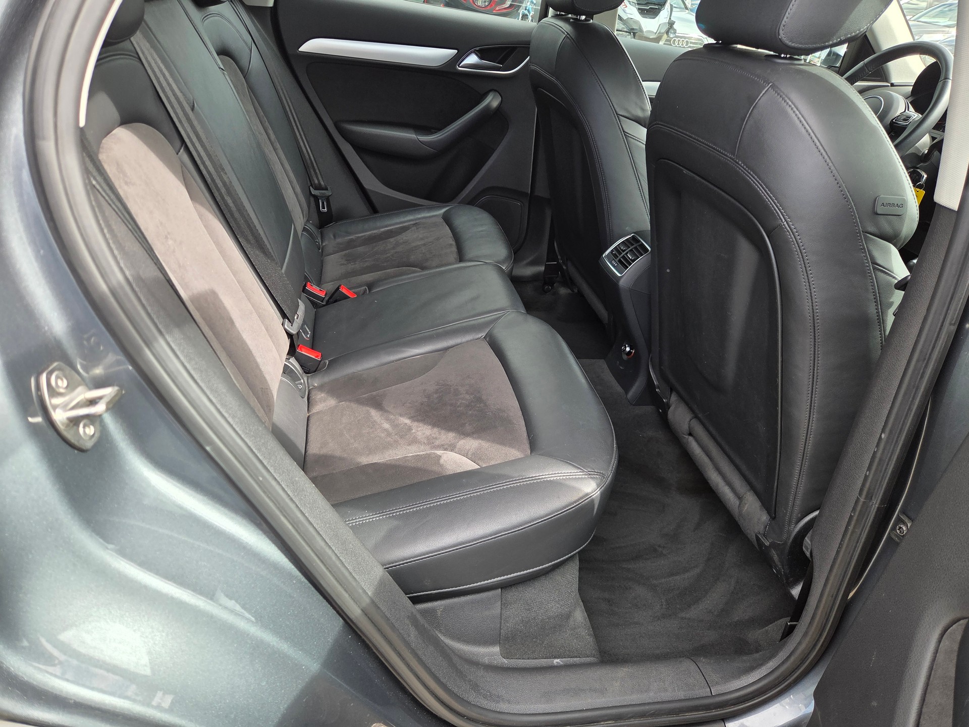AUDI Q3 2.0 TFSI quattro S-tronic-image-12