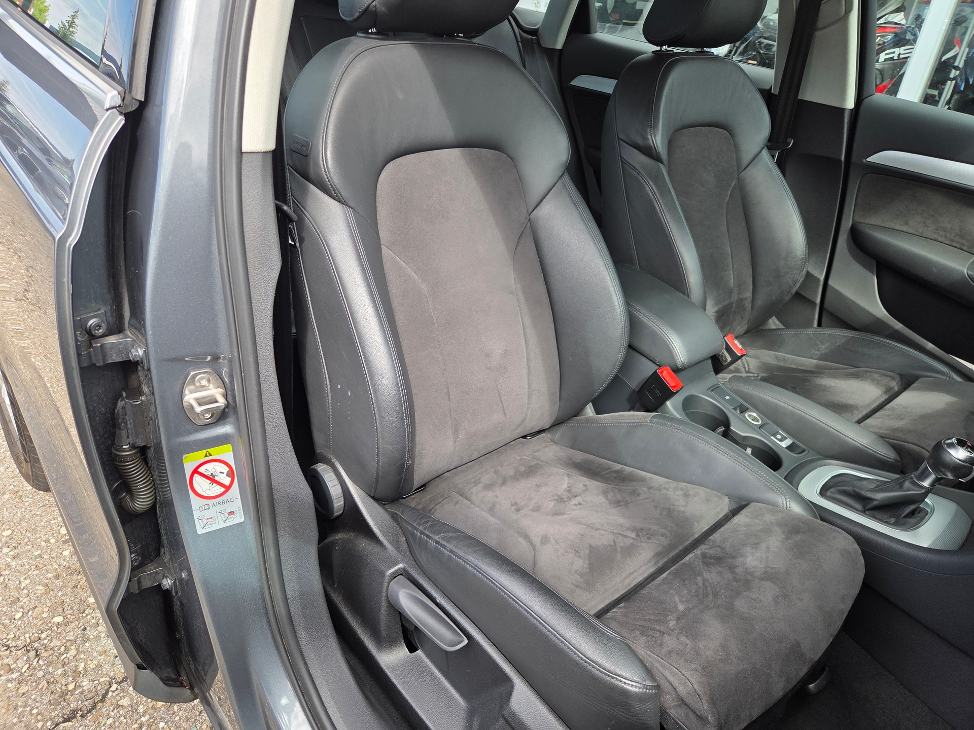 AUDI Q3 2.0 TFSI quattro S-tronic-image-11