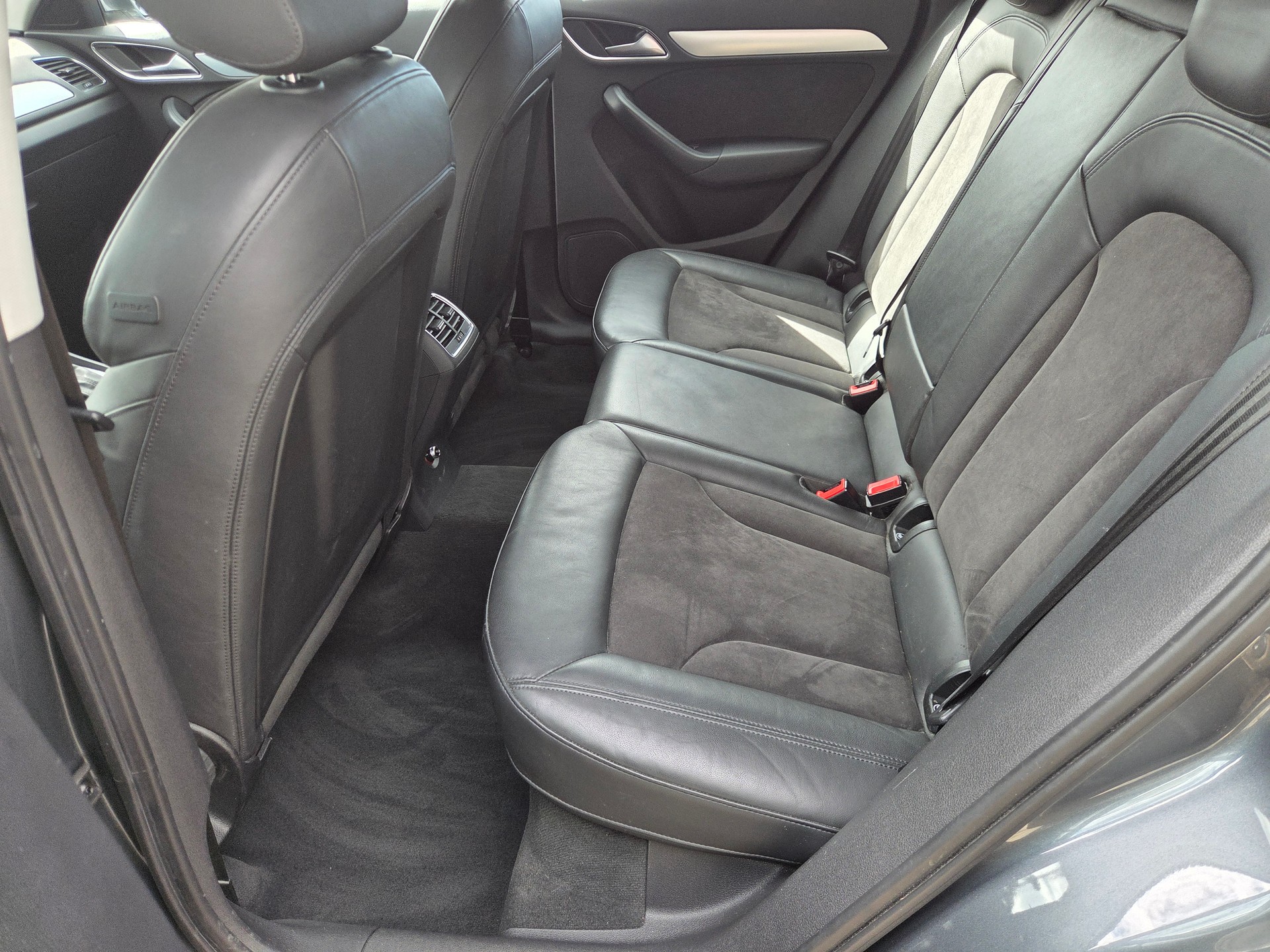 AUDI Q3 2.0 TFSI quattro S-tronic-image-13