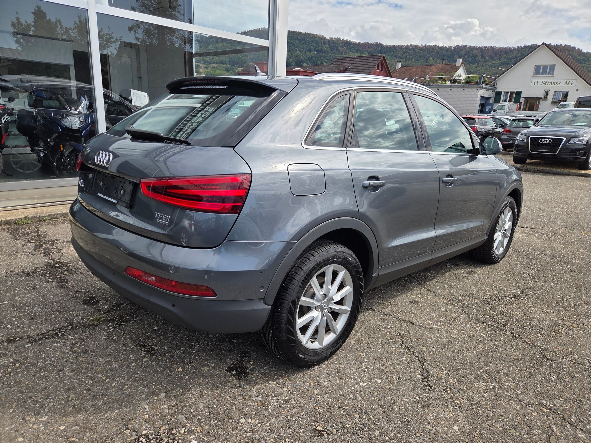 AUDI Q3 2.0 TFSI quattro S-tronic-image-8