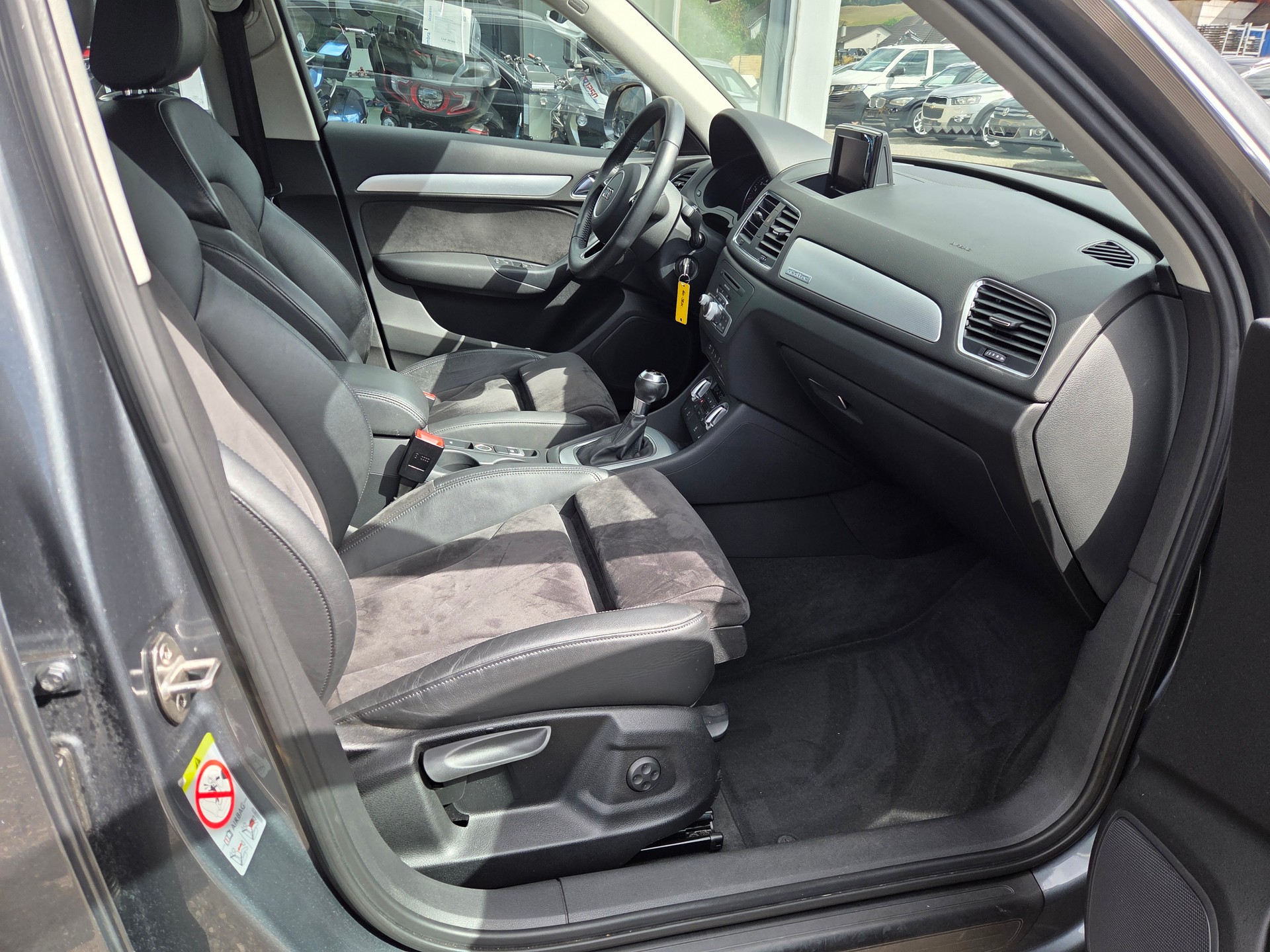 AUDI Q3 2.0 TFSI quattro S-tronic-image-10