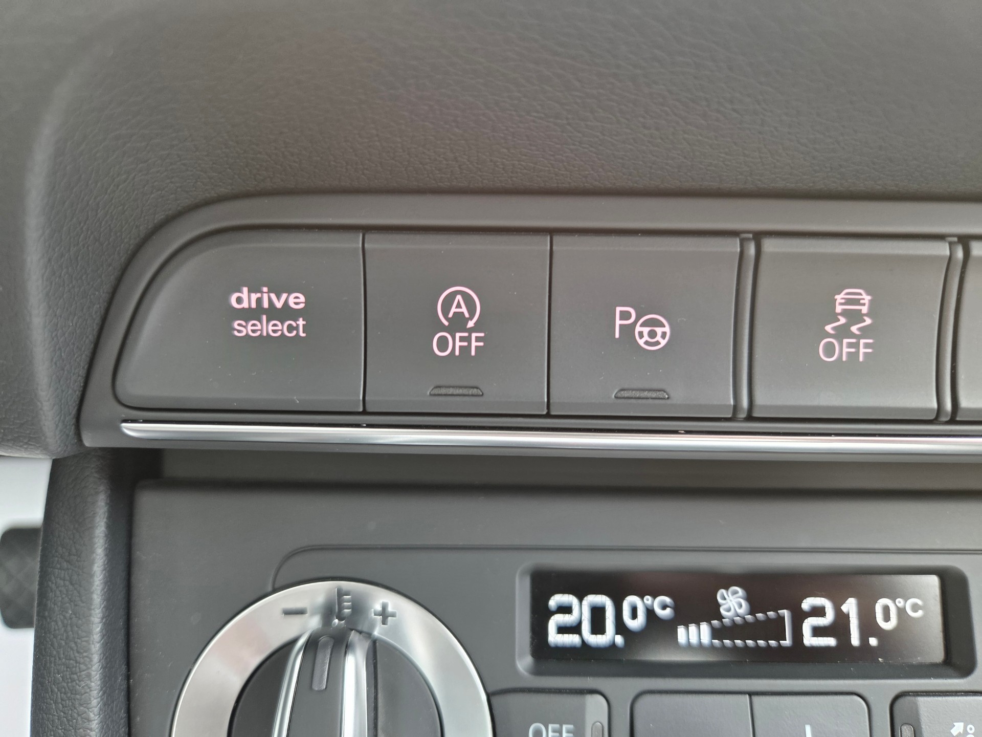 AUDI Q3 2.0 TFSI quattro S-tronic-image-18