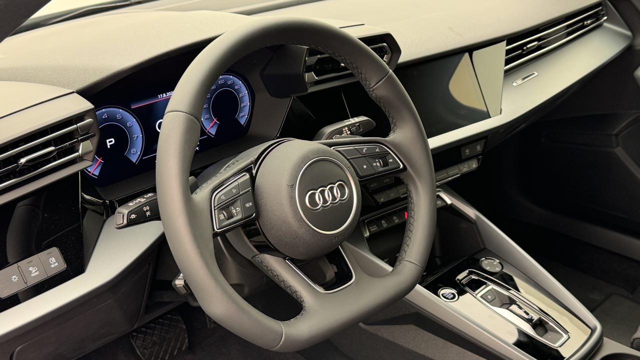 AUDI A3 Sportback TFSI 110 KW S Line-image-6