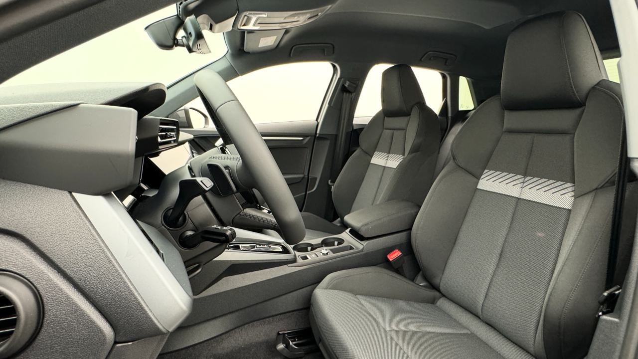 AUDI A3 Sportback TFSI 110 KW S Line-image-4
