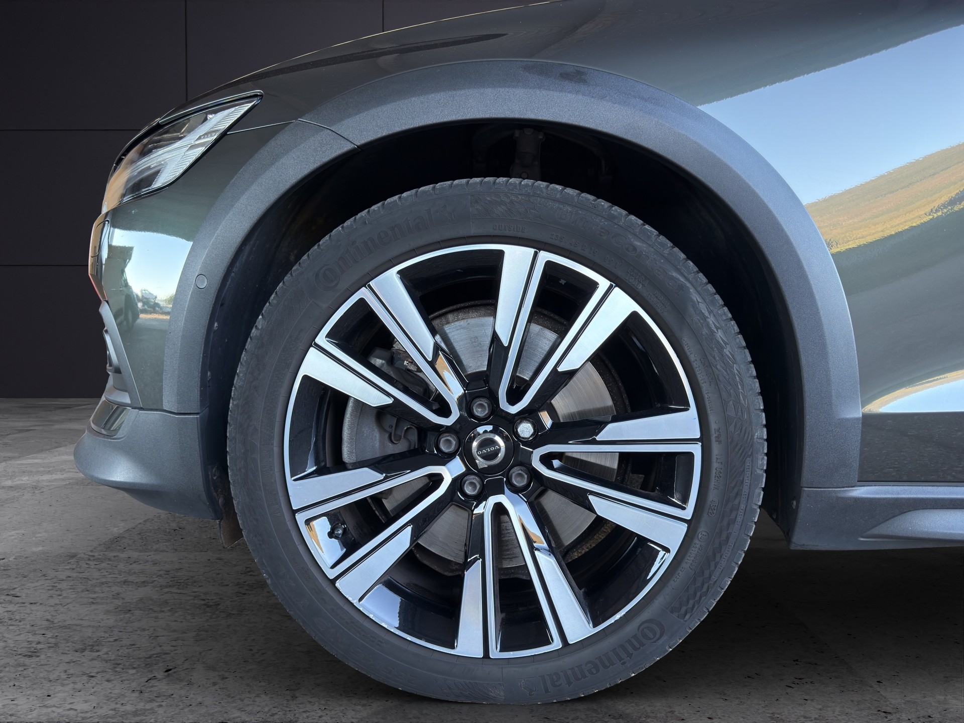 VOLVO V60 Cross Country 2.0 T5 AWD-image-4